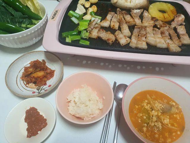 연블리버블⚘유쾌한연블리💃 on Instagram: "#광고#한끼승부#초신선#국내산돼지 입니다❣

인친님들 맛있는 1등급한돈 들고왔어요🤗
갓잡은 초신선!! 돼지고기인데요
스킨포장으루 산소가차단되어 신선하게 옵니다👍

잡내1도 없이 고기가 참 맛있었어요 
지금 초특급이벤트중인데요
자사몰가입시 삼겹2인분 무료증정🙊
프리미엄삽겹살1+1 첫구매 이벤트까지!
https://1mm.kr/shop_view/?idx=31
리얼 대박이벤트네요ㅋㅋㅋㅋ

참소스 허브솔트 파채까지 같이와요!
만족해서 이벤트도 참여하려구요ㅋㅋ
인친님들도 무료증정으로 한번 만나보세요😆💛

#캠핑고기#온라인정육점#돼지고기추천#한돈요리#한돈레시피#한돈추천#한돈#저녁메뉴추천#저녁에뭐먹지"