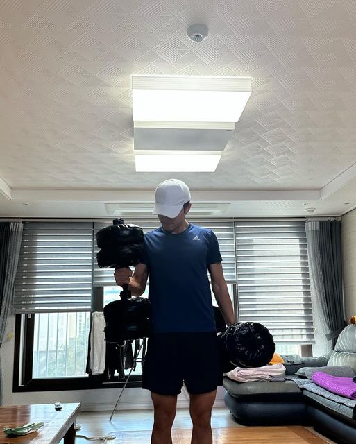 이승태 on Instagram: "#광고 집에서 층간소음 없이 중량운동을 할수있는 워터맥스 무게조절 바벨&덤벨! 원판이 아닌 튜브에 물을 채워서 중량을 올리는 방식이라 단단한 스테인리스