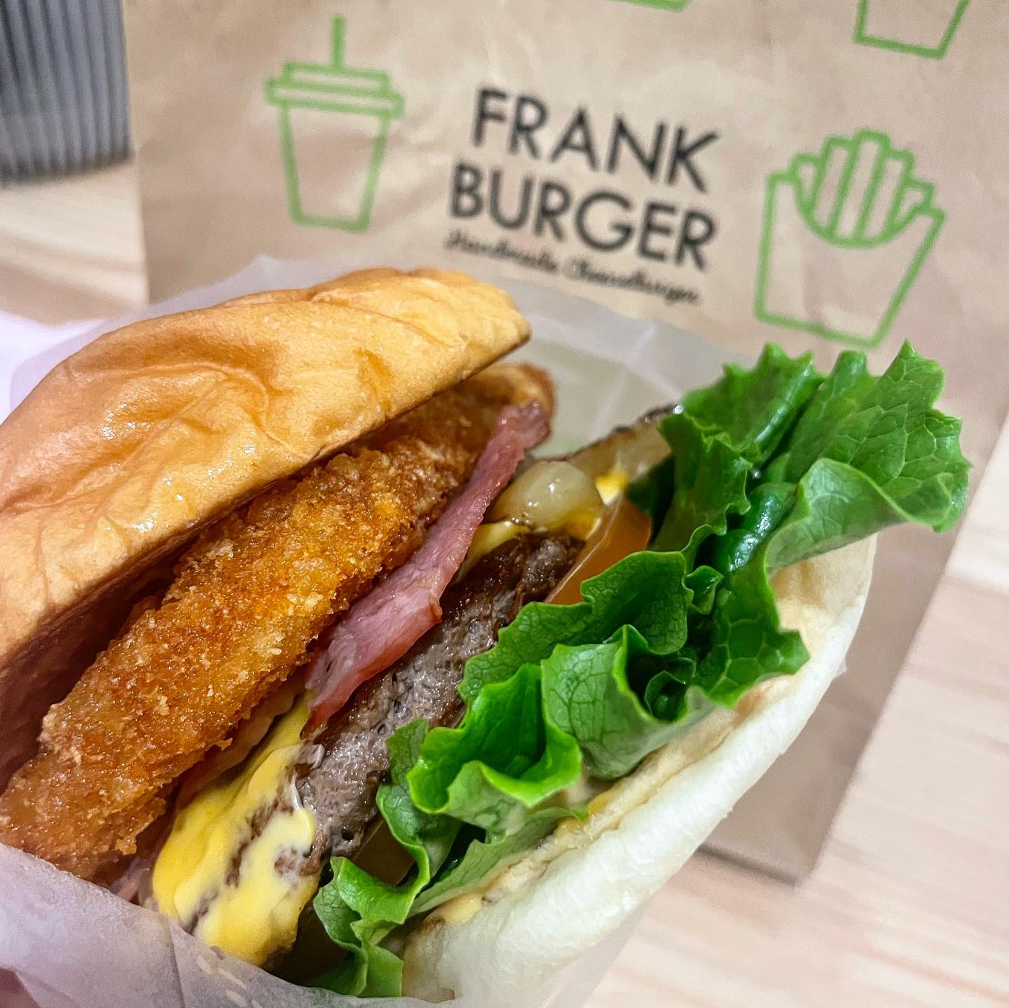 오늘의 점심🍔 프랭크버거 [베이컨해쉬버거]
크런치한 해쉬브라운의 고소함과 비프 패티만의 육향과 베이컨 훈연이 어우러진 버거!!
🥓🥔🍅🧀🥩
오늘은 특별히 테이크아웃해서 독서실에 와서 점심으로 냠냠🥹
포장했는데도 쫄깃한 번과 아삭한 해쉬브라운, 그리고 신선한 야채들이 식감을 살려주고 베이컨이랑 비프패티는 나의 단백질을 채워주네~🎶
오늘도 맛있게 잘먹었습니다🙏🏻
.
#협찬 #프랭크버거 #프랭크버거얼리먹답터 #치킨버거 #베이컨해쉬버거 #비프앤쉬림프버거 #프랭크버거신메뉴 #프랭크버거파주교하점 #버거다운버거 #순소고기100수제버거 #착한가격3900원 #수제버거맛집 #브리오슈번 #브리오슈번버거 #최우수체험단 #나야나 #에어팟맥스 #주인공 #나야나 #🎧 #오늘의점심