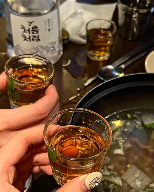 먹방일기✏️ on Instagram‎: "📍#숙취해소제 [ #황칠타 ] @hwangchil_korea 
#광고

숙취는 싫지만 술은 마시고 싶어 ‧⁺◟( ᵒ̴̶̷̥ ·̫ ᵒ̴̶̷̣ )

술에 타서 먹는 숙취해소제 황칠타⭐

황칠나무는 나무계에 인삼이라 하여 인삼나무, 만병통치약이라는 별칭을 가지고 있다
인삼나무라고 불리는 만큼 항암, 항염, 항균, 간기능개선, 면역력 증진 등 다양한 효능들이❤️‍🔥
황칠타는 이상 된 황칠나무로 사용하여 만든 숙취해소제다

소주에 타면 알콜향이 살짝 날아가 소주의 쓴맛이 덜해 부담 없이 먹기 좋고
숙취가 없는 깔끔한 음주를 즐길 수 있다⋆ ₊ ﾟ ☽ * ₊ ⋆

술 약속 있을 때마다 가방에 쏘옥 넣어 챙겨가면
함께 마시는 사람들 숙취까지 해결(*•̀ᴗ•́*)و ̑̑✧

✅ 섭취방법
소주 1병당 1포 타서 먹으면 된다
음주 전/후 한 포씩 그냥 먹거나 물에 타먹어도 🆗
안주 요리할 때 한 포 넣어 요리하면 잡내도 잡고 숙취에도 좋다

.

.

.

#숙취해소법#숙취해소#소주숙취해소제#음주후숙취해소제#숙취해소제추천#숙취해소제소주#음주전숙취해소제 #숙취해소제언제 #황칠코리아#인삼나무#숙취제#소주에타먹는숙취해소제 #먹스타맞팔 #먹팔 #먹스타그램맞팔 #먹스타그램 #술스타그램 #술안주 #일상 #좋아요 #맛스타그램 #맛스타 #맛팔 #맛스타그램맞팔 #맛스타맞팔"‎