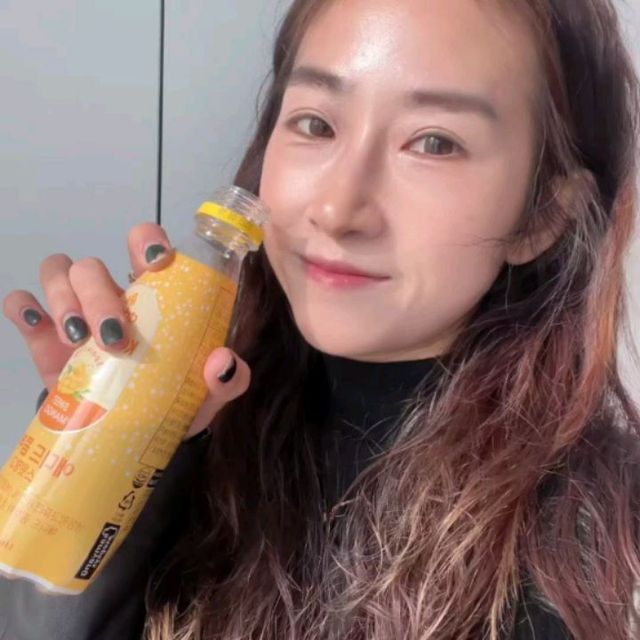 임미선 Misun Lim on Instagram: "#광고 @addedbiome

럭셔리하게 맛있어서
와인잔에 부어 마셨지만
와인아님

에디드 콤부차

콤부차 원액에
망고를 갈아 넣었쥬

섬유질, 비타민, 미네랄
같이 챙기세요
자꾸자꾸 커피와 탄산음료에 손이간다면
쳔연재료로 탄생한
에디드 콤부차 갈아 타세요들 💓

밤에 마켓컬리로 주문했더니
그다음날 새벽에 딩동 🎵🎶

✔장 건강에 좋은 프리바이오틱스 천연 발효 음료
✔국내 최초 설탕을 사용하지 않고 
식이섬유가 풍무한 현미의 당을 사용 발효
✔발효의 핵심 성분인 폴리페놀, 유기산 함량이 높은
검증된 제품
✔100% 망고 퓨레를 넣어 천연 과일의 단맛으로 
맛있게 즐기는 콤부차
✔식물성 발효 원액과 프락토올리고당을 넣어 풍부한 프리바이오틱스는 물론 2.5g의 식이섬유까지 함유
✔건강함만 담은 무첨가의 법칙
✔보존료,인공첨가물, 글루텐, GMO
(유전자변형농수산물), 알코올 ❌🙅‍♀️
✔지방 ,트렌스지방,포화지방, 콜레스테롤 0%

#마켓컬리추천상품#마켓컬리추천템#마켓컬리추천#마켓컬리샛별배송#마켓컬리다이어트#마켓컬리콤부차#콤부차#콤부차추천#애디드콤부차
#송송맺힌고드름"