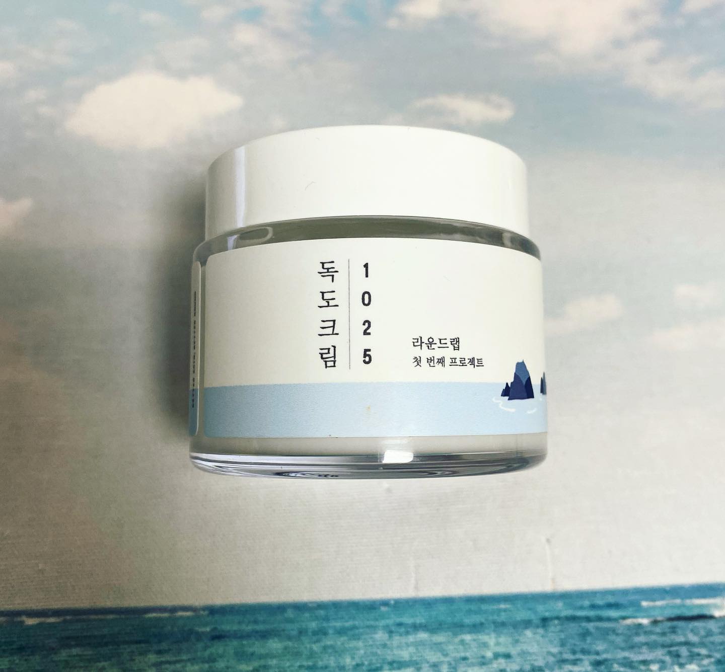 🌊라운드랩 1025 독도 크림🐬

요즘같이 건조한 날씨에 피부가 많이 
당기고 각질도 올라와서 고민이 한둘이
아니실텐데요, 저는 요즘 이 라운드랩 
독도크림으로 보습 꽉 잡고 있답니다☺️

.ᐟ 보습에 좋은 3종 히알루론산과 5중 
세라마이드가 피부 장벽을 강화시킴

.ᐟ유분기가 적당하고 흡수 잘됨

.ᐟ부드럽고 오랜 시간 지속되는 촉촉함
저자극으로 민감성 피부도 사용가능함

라운드랩 1025 독도크림 추천해요😌

#라운드랩 #독도크림 #보습크림