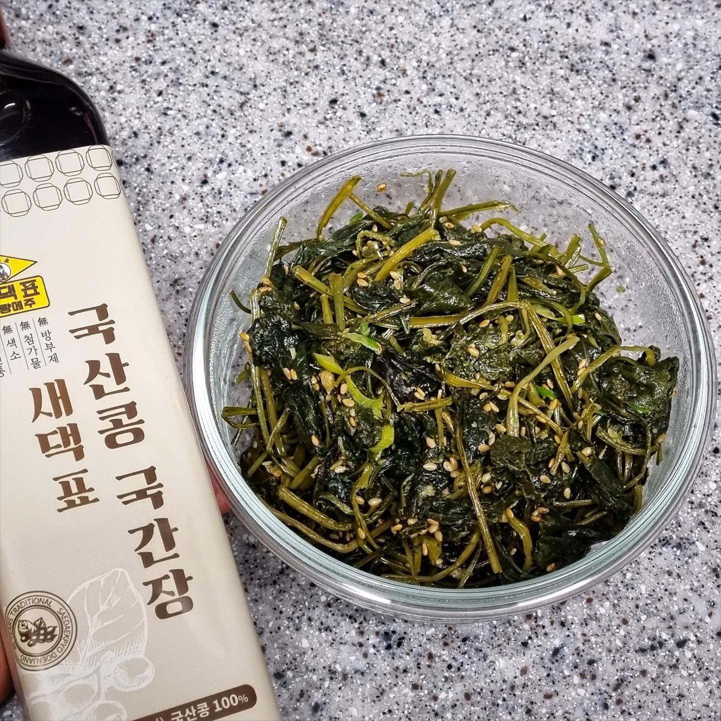 #협찬 #유료광고

좋은 기회로 제일식품에서 <새댁표 국산콩 국간장>을 받게 되어 후기를 남겨 본다.

제일식품의 <새댁표 국산콩 국간장>은 40년 전통의 새댁표 개량메주로 만든 간장이다.
無색소, 無방부제, 無첨가물로, 메주 하나로만 맛을 냈다는 것이 특징!

새댁표 국산콩 국간장의 특별한 점은,

✅️40년 전통의 기술
부산에서 3대째 가업을 이어 축적된 기술로 유해균이 자라지 못하게 낱알 하나하나 깨끗하게 띄운다.

✅️양질의 국산콩과 깨끗한 국산소금
유전자 변형(GMO) 수입산 대두가 아닌, 우리 땅에서 나고 자란 메주콩만을 이용해 믿고 먹을 수 있다.

✅️4~5개월의 시간이 만들어준 맛
화학적인 분해 과정 없이 4~5개월의 시간에 걸쳐 자연스럽게 만들어지기 때문에 군내 없이 깔끔하고 깊은 맛이 난다.

직접 먹어보니,
지금까지는 간장은 다 거기서 거기라고 생각했는데 새댁표 국산콩 국간장을 먹어보고 생각이 바뀌게 되었다.
국간장 특유의 쿰쿰한 냄새가 전혀 느껴지지 않으면서 구수하고 깊은 맛!
많이 짜지도 않고 감칠맛이 나면서 뒷맛이 깔끔하다.
나는 새댁표 국산콩 국간장을 나물, 국 등 여기저기에 사용 중인데, 일반 간장과 비교하면 확실히 음식의 풍미를 확 살려준다.
간장은 요리할 때 어지간하면 빠지지 않는 재료인 만큼, 간장 하나만 맛있어도 밥상의 전반적인 질이 올라가는 느낌이다.
우리 집 요리 필수템으로 정착😊
집집마다 하나씩 선물하고 싶다👍

조미료가 필요 없어지는 맛의 <새댁표 국산콩 국간장>은
제일식품 스마트스토어에서 주문 가능하다.
👉 https://naver.me/xlOUokCX
.
.
.
.
.
#제일식품 #새댁표수제집간장 #국산콩간장 #간장 #국간장 #간장추천 #국간장추천 #맛있는간장 #맛있는국간장 #맛있는간장추천 #맛있는국간장추천 #집간장 #새댁표국산콩국간장