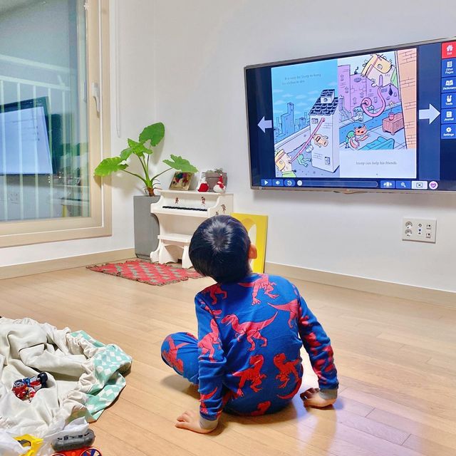 책육아 • 엄마표영어 • 홈스쿨링 on Instagram: "#협찬 #르네상스러닝
르네상스 러닝 한달차 기록⭐️

윤우는 한글도 영어도 시키면 곧잘읽지만 웬만해선 혼자 읽지 않아요
좋은 원서가 너무 많지만 계속 읽어줘야하는게 힘들더라구요
 
✔️ 마이온은 브로드웨이 성우들이 직접 녹음한 6200여권의 방대한 양의 이북이 제공됩니다
✔️ 책을 읽고나서 북퀴즈를 풀며 잘 이해했는지 확인해 볼 수도 있어요

윤우는 주로 티비로 연결해서 틀어두고 다른 놀이를 하며 청독을 해요
제대로 듣고있는건가 싶었는데 궁금한 장면은 놀다가도 휙휙 돌아보며 그림을 관찰하더라구요🤣

✔️12개월패키지에 SR테스트가 포함됩니다
보다보면 리딩레벨과 관심사에 맞는 책이 자동으로 추천돼요
윤우는 주로 놀면서 흘려듣기를 하기때문에 쉽고 단순한 책을 읽고있어요

✔️ 7일간의 무료체험도 가능합니다
읽다가 재밌어하는 책은 바로바로 favorites에 저장을 꾹 해두고 반복했어요
윤우가 재밌게 읽은 #원서추천 시리즈 사진으로 정리하여 올려보았어요🙌

감사합니다 @renaissance_myon 

#마이온 #르네상스마이온 #AR #SR #myON #ebook #유아영어 #초등영어 #홈스쿨링 #초등영어원서 #영어독서"