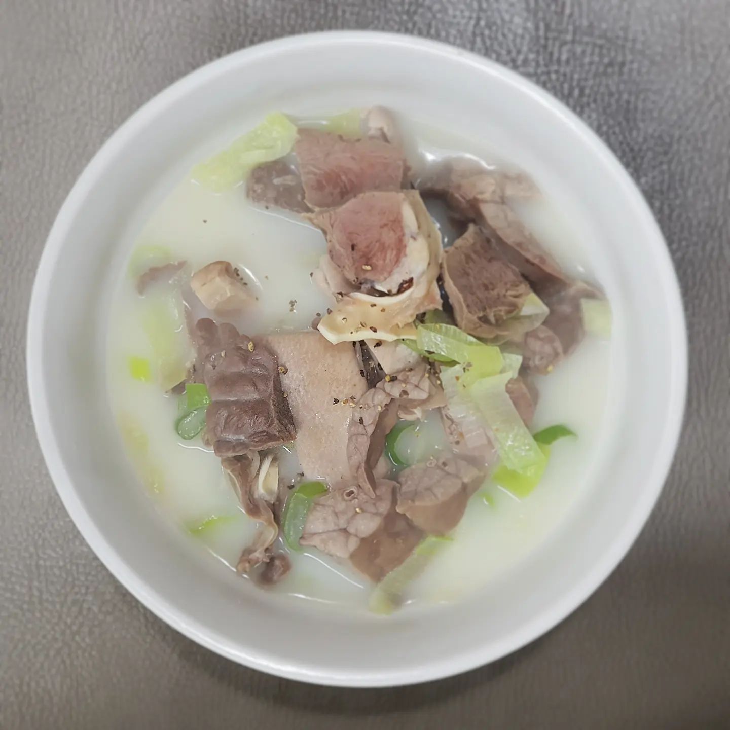 날이 추우니 뜨끈한 내장국밥✨️