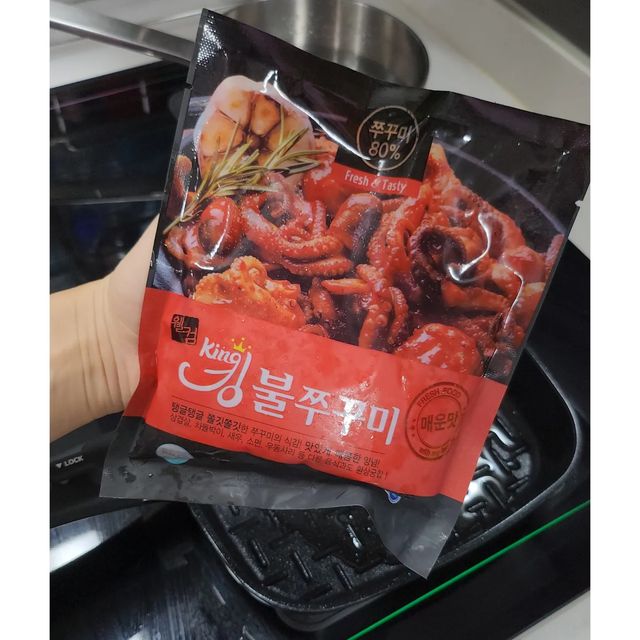 하윤하준마미😊하하찌냥❤ on Instagram: "#협찬 #제품제공

맛있게 🔥매운🔥 킹 불 쭈꾸미 

탱글탱글 쫄깃쫄깃! 맛있게 매콤함!

한번 먹으면 또 생각나는 쭈꾸미볶음😆

▪️쭈꾸미함량 80%
▪️황금배합비율의 최고양념장
▪️불향가득
▪️HACCP인증을 받은 깨끗한공정으로 청결하고 안전한 생산

야채와함께 볶아먹어도 좋고~
직화구이도 좋고~
덮밥으로도 좋아요👍

《 먹는풍경_킹 불쭈꾸미 》

https://m.smartstore.naver.com/view_eat/products/7849728981

#쭈꾸미볶음 #쭈꾸미 #양념쭈꾸미 #캠핑먹거리 #술안주 #밥반찬 #밀키트 #먹는풍경 #킹불쭈꾸미"