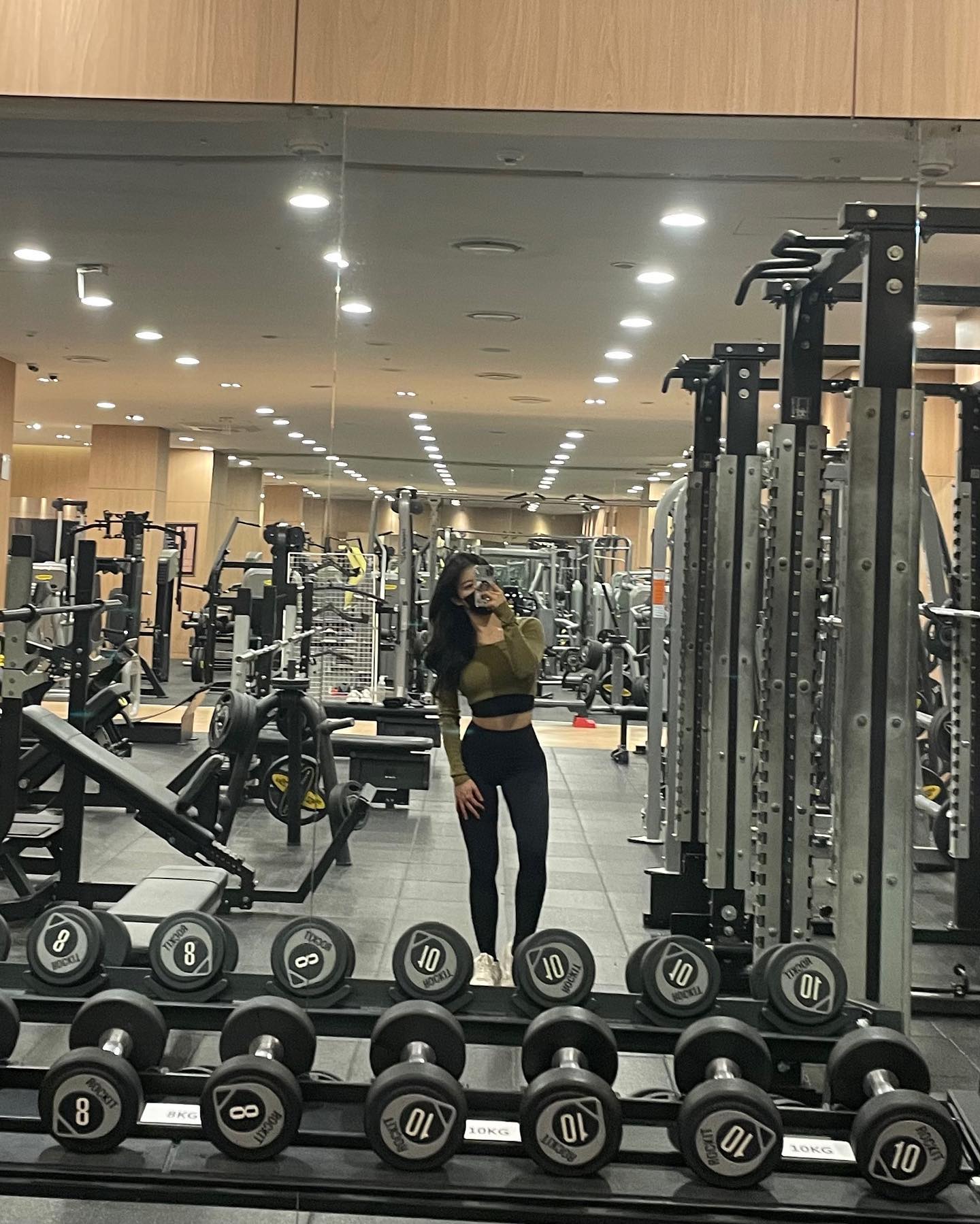힘든 몸 이끌고 퇴근 후 운동하기👣 헬스장 독차지
요즘 운동일지 쓰는 중
바쁠 수록 몸이 건강해져야 정신력도 건강해진다👣