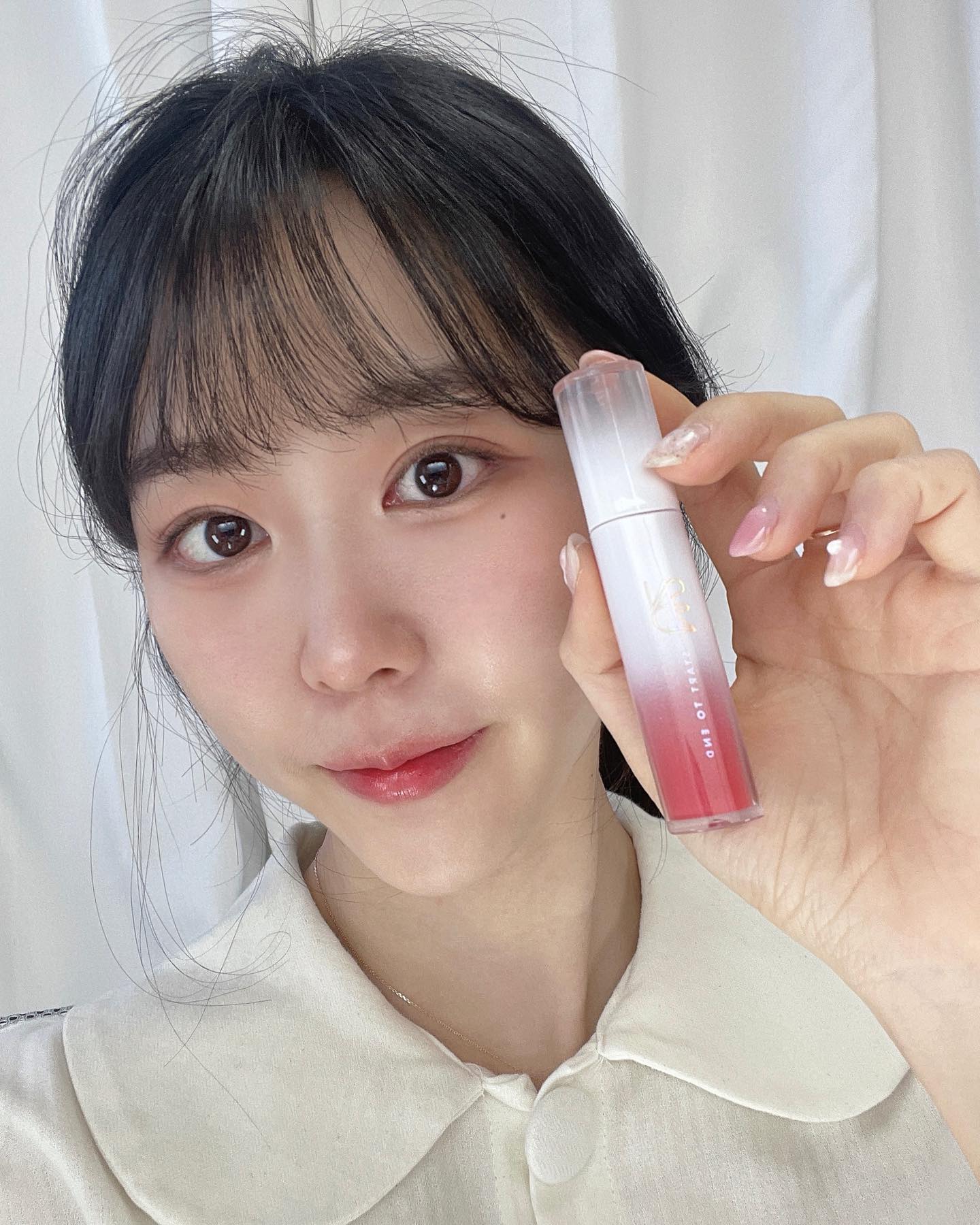 #협찬 [S2ND] 뉴플레닛 틴트

색조맛집 S2ND에서 작년 11월에 출시한 제품!

출시 두달만에 뷰티 메거진 에디터픽 선정 될 정도로 핫한 틴트인데요,

특히 환승연애 2 출연자 “희두&나연”이 소개한 뉴플레닛 틴트로 “게쓰왓” 방송에 출연한 제품이랍니다!!

방송에서 물티슈로 지워도 나연의 팔에 픽싱이 되어 있는 걸 봤었는데 사용해보니 정말 
지속력이 좋더라구요~

나연의 최애 컬러인 리치 플레닛 색상을 사용해 보았는데 바르면 얼굴이 환해 보이고 러블리 지수가 업! 해지는 느낌❤️

핑크 착색이 아닌 원래 컬러 색상 그대로 유지 되면서 착색 되어서 더 만족스러웠어요!

선물용으로도 환승연애 나연 희두가 사용한 뉴 플레닛 틴트 추천합니당

#나연희두 #나연틴트 #나연픽 #S2ND #에스투엔디 #틴트추천 #뉴플레닛틴트 #글로우틴트 #유리알틴트 #탱글립 #물먹립 #글로우틴트추천 #웜톤추천 #쿨톤추천