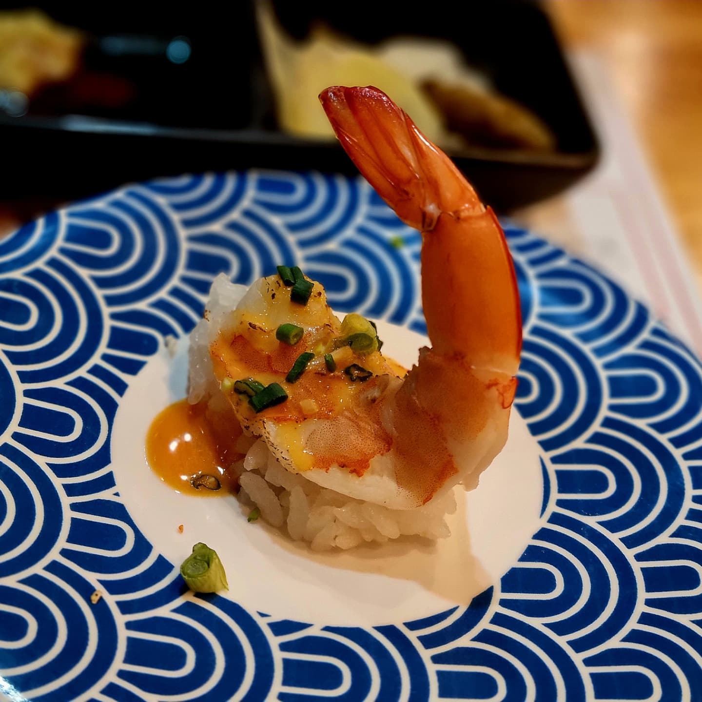 🤟 

#협찬
🔸️스시노칸도 서현점 [회전초밥]
🔸️경기 성남시 분당구 서현동 254-1 

오늘 리뷰는 "스시노칸도 서현점"입니다😃 

위치는 서현역에서 도보3분 거리에 있어요👟 

스시노칸도 너무 유명해서 다들 한번쯤 들어보셨을거예요! 
초밥도 회랑은 별개로 주기적으로 먹어줘야되죠😄 

스시노칸도 서현점은 초밥안에 와사비가 들어있지 않아
직접 취향에 맞춰 넣어 먹은 시스템이에요
저는 와사비를 직접 안넣고 간장에 많이 풀었어요😋 

원하는 초밥이 레일 위에 없다면 메뉴판을 보고 
만들어달라고 요청하면 친절히 만들어주세요👍 

빨간색 그릇은 서빙하는분께 말씀드리면 
전자레인지에 데펴서 가져다주셔서 따뜻하게 먹어요😍 

많은 종류의 초밥을 먹었는데 사진을 10장밖에 못올려서
맛있었던것 위주로 엄선해서 올렸어요😍 

우선 자리에 앉자마자 에피타이저로 
광어랑 광어 엔가와로 혀를 적셨습니다
역시 언제먹어도 맛있쬬😍 

스시노칸도 서현점은 새우 종류가 많아서 너무 조아요
구운새우 치즈새우 계란새우 등등 크런치새우까지👍
새우를 좋아해서 그런지 뭐하나 거를거 없이 
다 너무 맛있더라구요😍 

육회초밥도 육회빵빵하게 올라가있는거 보이죠😄 
육사시미초밥은 양념이 발라져 있어 
육사시미 본연의 맛을 원하신다면 비추해요! 
(양념이 맛있긴해요😄) 

다른 초밥들도 생선이나 새우 할것 없이 찐맛👍👍 

접시색 상관없이 2,200원으로 동일한 가격이라서
배터지게 먹어도 많이 안나와서 너무 좋더라구요
가성비 끝판왕 회전초밥 맛집!!😀 

다른 회전초밥집에 없는 종류가 많아 다양해서 좋고
초밥 접시마다 투명한 뚜껑이 덮여있어 
더욱 위생적으로 느껴졌어요👍 

이상 가성비끝판왕 회전초밥 맛집
"스시노칸도 서현점" 리뷰였습니다😍 

#스시노칸도서현점 #성남맛집 #분당맛집 #서현맛집 #서현동맛집 #서현역맛집 #분당초밥 #분당회전초밥 #서현초밥 #서현동초밥 #서현역초밥 #서현회전초밥 #분당초밥맛집 #성남초밥 #성남회전초밥 #먹소통 #먹팔맞팔 #먹스타 #먹소통맞팔