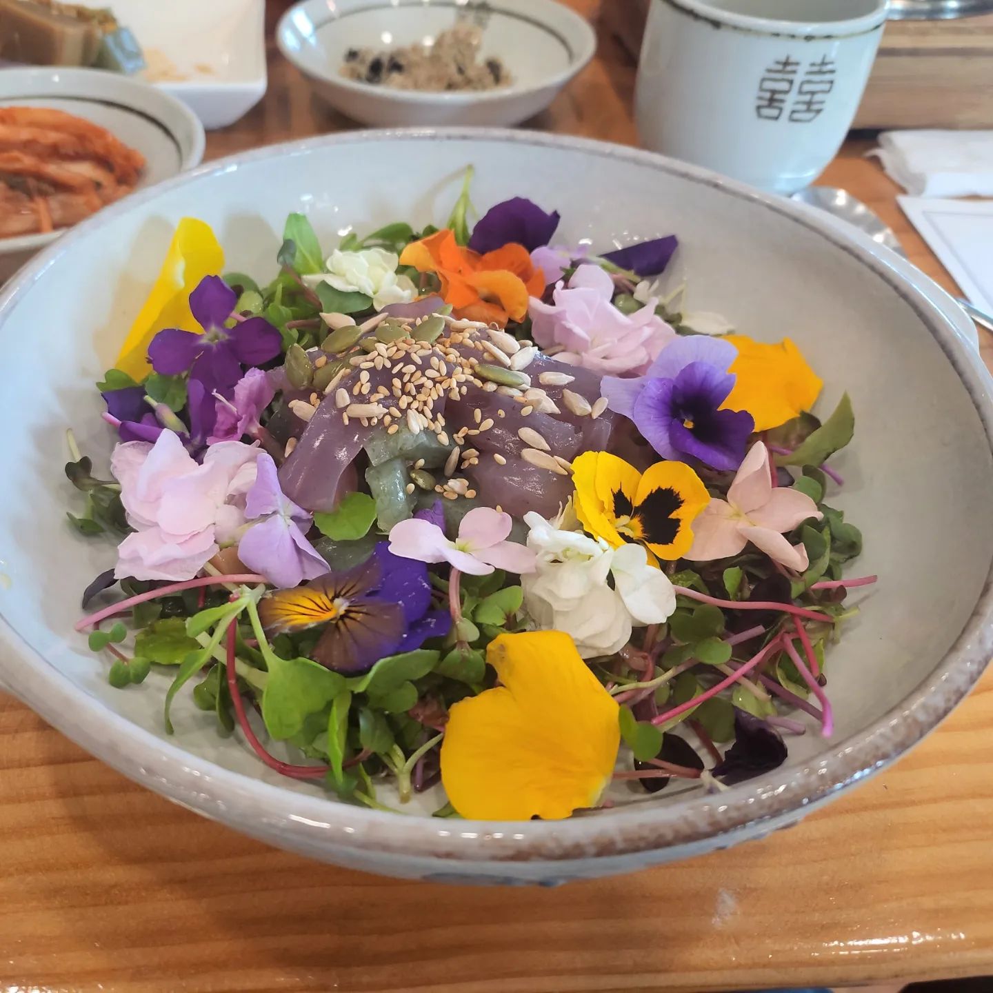 오디향
충북 제천시 의림대로 594

#제천맛집오디향 #제천맛집 #오디샐러드 #제천의림지 #맛집 #제천식당 #오디 #제천모산동맛집 #뽕잎비빔밥 #불고기비빔밥 #오색꽃비빔밥

메뉴판을 보니 다 맛있어보여 고민이 되었어요♡

그 중 가장 예뻐보이는 오색꽃비빔밥을 먹기로 했지요.

정말 탁월한 선택~~♡

예쁜 울엄마와 이모님들 모시고 갔으니 어르신들과 어울리는 점심을 주문한거죠.

식당이름이 오디향인지라 샐러드에도 오디가~~ 밥에도 오디가~~ 너무 맛있었어요♡

예쁜 오색꽃밥을 맛있게♡ 맛있게♡ 먹었답니다~♡♡

미역국도 얼마나 맛있는지 몰라요♡♡