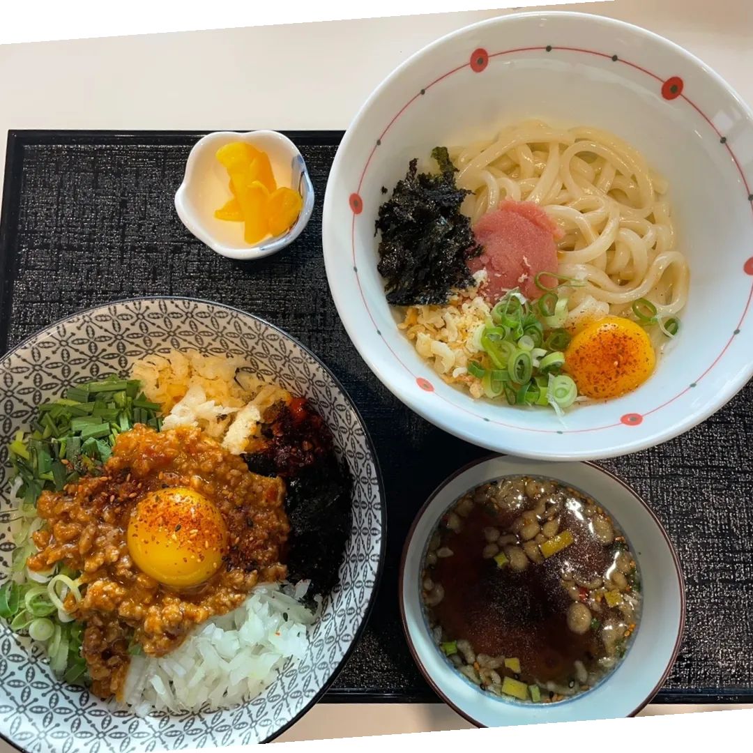 .
🍜봉리단부엌
.
동생이랑 봉리단길 데뜌 >,,<
여긴 연어덮밥 먹고싶을때마다 오는곳인데 
겨울 메뉴 게시로 마제소바랑 버터명란우동 어묵우동도 있길래 오늘은 연어말고 딴거 먹어보자 해서 마제소바랑 버터명란우동 시켜봤는데 오마이갓 JMT!!!!❤️❤️
마제소바랑 버터명란우동도 진짜 맛이따,, 
아! 사이드로 시킨 타코야끼까지😋😋
여길 와야 되는 이유가 또 생겨버림 ! 
.
📌경남 김해시 가락로23번길 17
📌11:30 - 20:00  휴무일: 일요일
.
#김해봉리단길맛집 #김해봉황동맛집 #김해맛집 
#봉리단길데이트 #봉리단길연어 #봉황동데이트
#봉리단길밥집 #김해연어덮밥 #봉황동밥집
#봉리단길가볼만한곳 #봉리단부엌