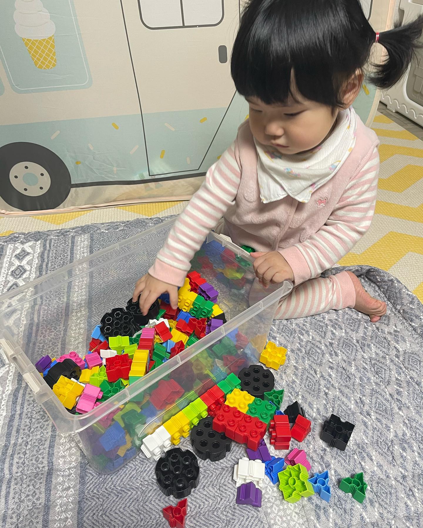 #광고
추운겨울에 집콕하면서 놀수있는 장난감😗
레고만들면서 시간도 잘가고 재미있게 놀아요
집중해서 만들어보고 부셔도 보고

아빠가 만들어준 레고칼과
지후가 만든 레고총으로 싸우기👍🏻👍🏻

블록장난감 레고장난감 최고🙌

상품 구매링크 https://infler.kr/tZm1AJNzNs
브이스탁 바로가기 https://vstocklab.com

지금 보고계신 콘텐츠는 브이스탁에서 
소정의 원고료를 받아 제작하였습니다

#브이스탁 #vstock #vstock_official #인플러 #레고 #집콕놀이 #레고랜드 #레고조립 #두뇌발달 #블럭장난감 #아이장난감 #육아아이템