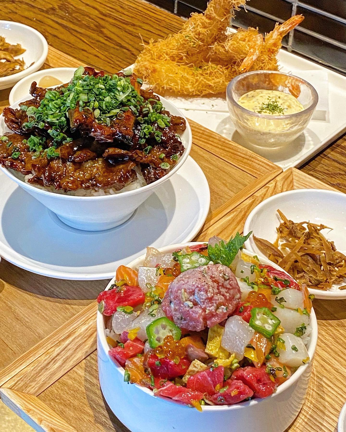 #협찬 #오롯로바타 

비쥬얼도 맛도 분위기도 어느 것 하나 빠지지 않는 공덕 이자카야 오롯 로바타에서 특별한 런치메뉴 먹고 왔어요🤗

✔️ 지라시 카이센동
✔️ 우나기 부타동
✔️ 에비 후라이

지라시 카이센동은 비쥬얼부터 와아 감탄이 절로 나요! 예쁜 비쥬얼에 다들 인증샷은 필수죠📷
근데,, 비쥬얼이 다가 아니에요,,, 맛이 찐이에요 정말,,👍 
밥 위에 올라간 다양한 회가 하나하나 다 신선하고 맛있어서 양이 많은 편임에도 불구하고 싹싹 다 긁어 먹었잖아요😋

우나기 부타동은 큼지막하게 올라간 민물장어가 부드러워서 한 번 반하고, 그 아래의 이베리코 돼지고기가 맛있어서 또 한 번 반하는, 어쨌든 반할 수 밖에 없는 한 그릇💖

에비 후라이도 꼭 드셔주세요,,🙏 특이한 튀김옷 덕분에 바삭함이 두 배✌️따끈하고 통통한 새우는 말할것도 없고 특제 소스에 찍어 먹으면 얼마나 맛있게요😋

런치 메뉴가 너무너무 만족스러워서 조만간 저녁에도 방문해볼 생각이에요🤗