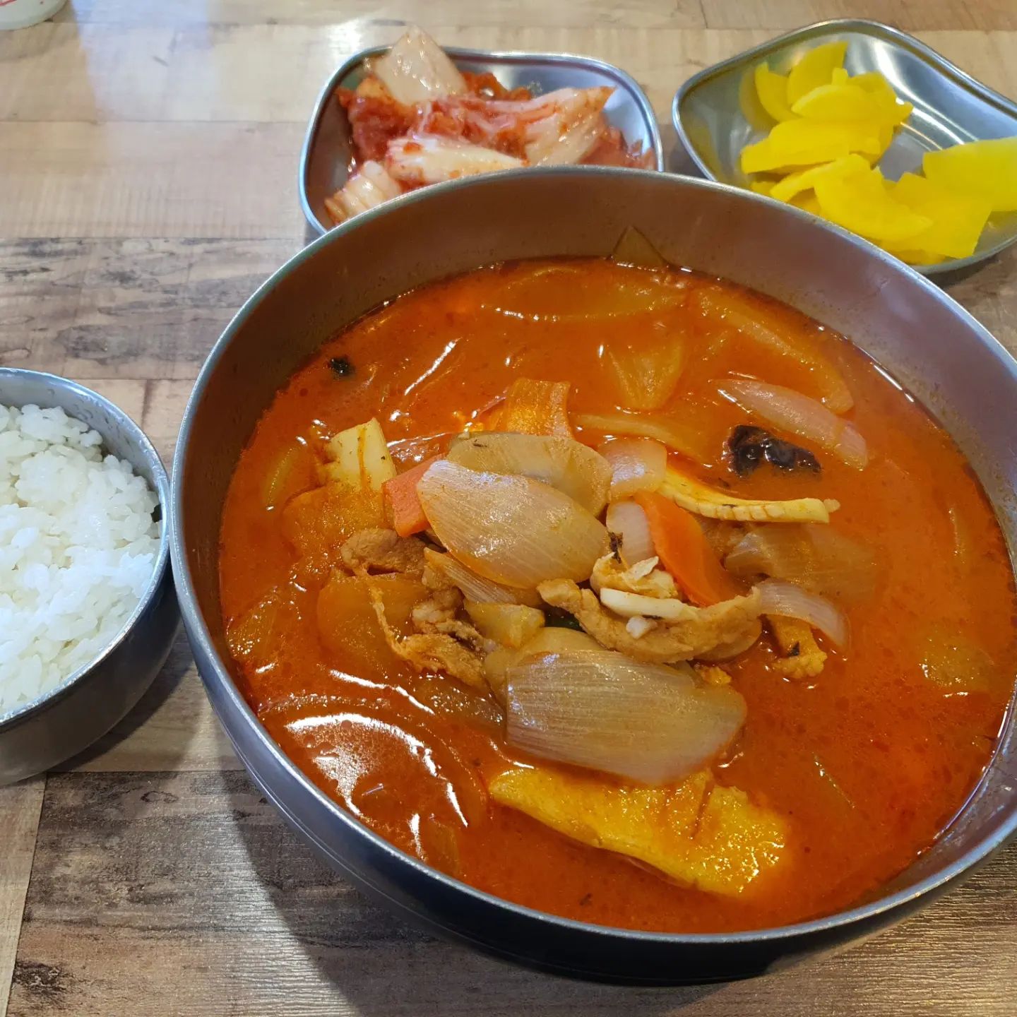 남편과 하나개해수욕장부터 호룡곡산 등산후
점심!

하나개 들어가다보니 아침부터 줄이~
추운날 얼큰하니 맛있네~^^

#거해짬뽕순두부 #영종도맛집 #무의도맛집 #인천공항맛집 #짬뽕순두부 #무의도순두부짬뽕