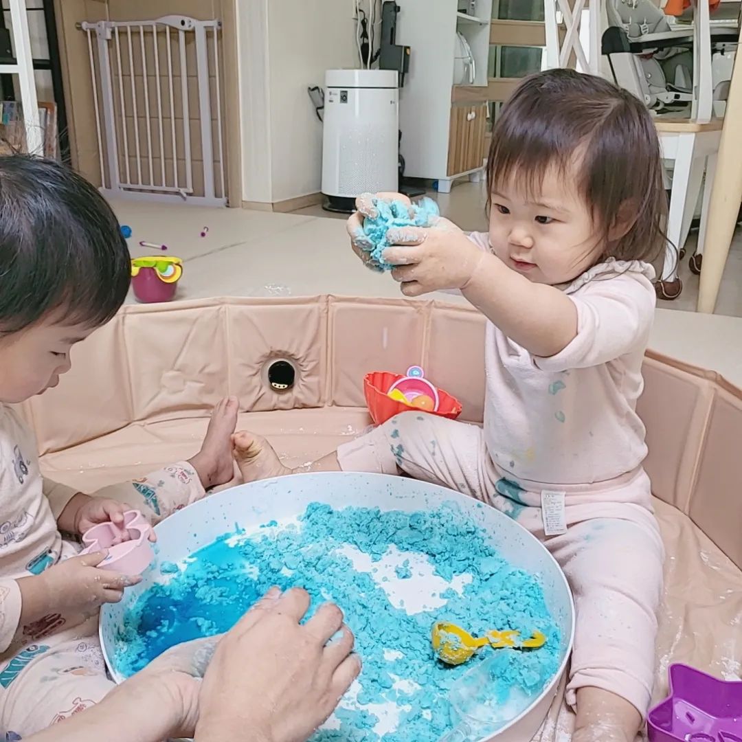 1월 3번째 홈문센은 도율이네에서
방문 홈 문센으로( ॑ᗜ ॑)ﻌﻌﻌ♥
⠀
⠀
⠀
⠀
요리 👩🏻‍🍳 모닝빵감자샐러드 만들기 🧑🏻‍🍳
촉감 ❄ 인공눈으로 모양 만들기 🩵
⠀
농구도하고 미끄럼틀에서 받아?주고
도율이랑 서로 손도잡고 장난감도 나눠주며
사이좋게 놀았다.ᐟᥫ᭡