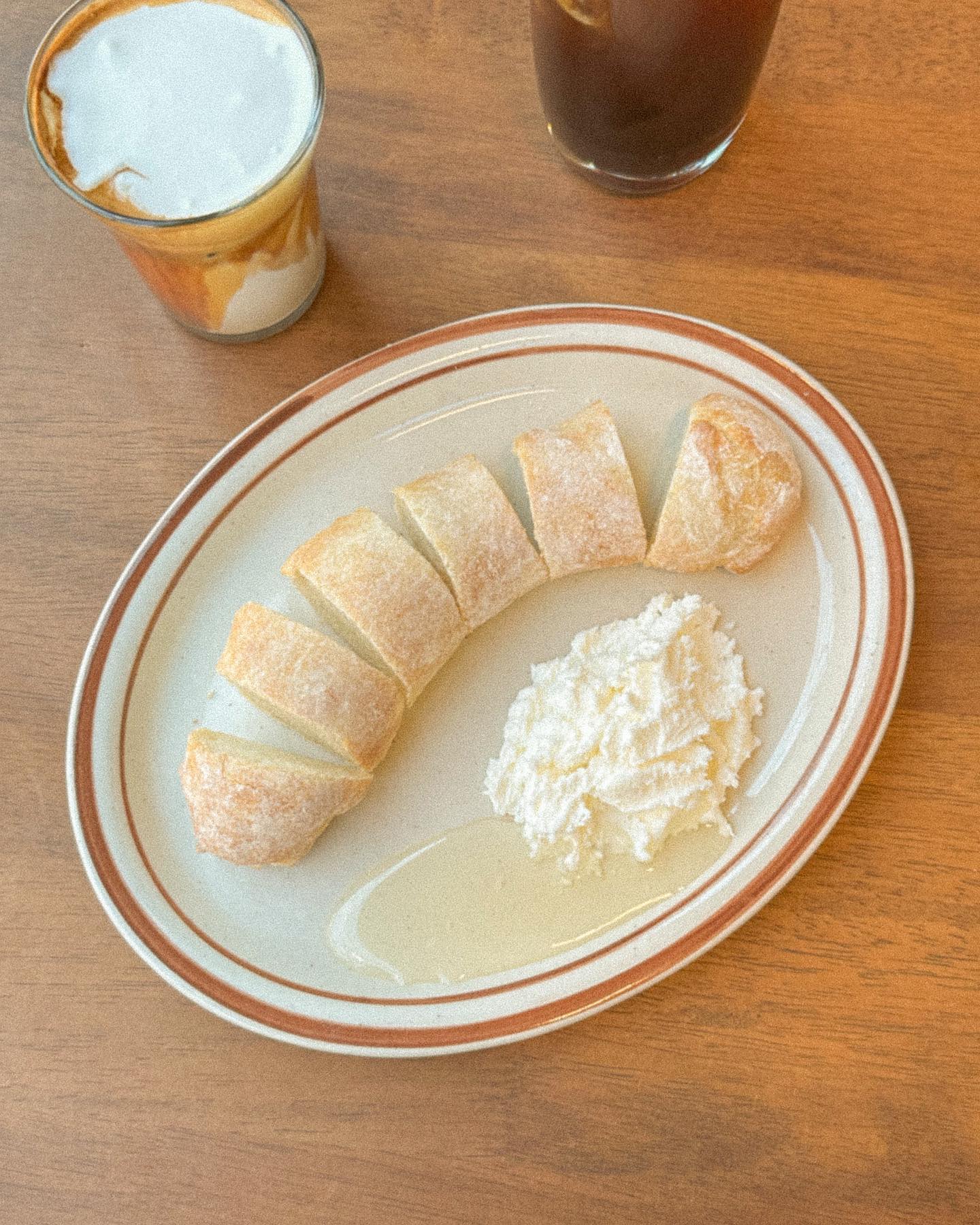 🏷️

첨 먹어본 카이막 🥯🥛
생크림 같으면서 식감은 크림치즈같고 ,, 🤍

사장님께서 터키가서 직접 배우셨다고 
들은 것 같은데 빵도 맛있고 카이막도 맛있었다 ! 

커피도 맛있고
이국적인 느낌 물씬이였던 하디르 - 🕌🤎