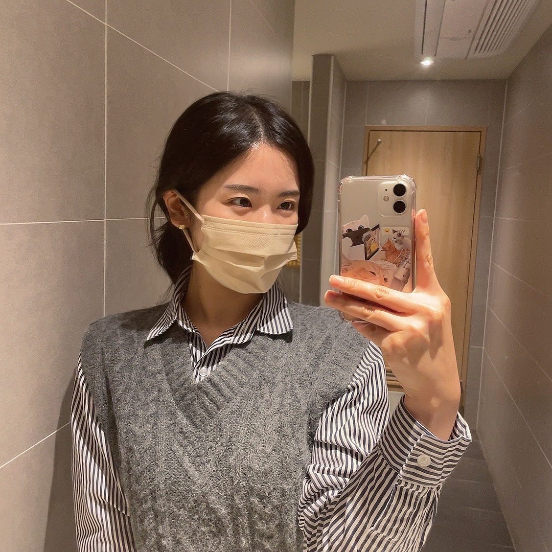 마스크 해제되고 나서 제일 먼저 KF94를 벗어던지고 
덴탈마스크로 바꿨다. 

마스크 아예 안 쓰고 싶지만 눈치껏 쓰게 된다.. 🥲

바꾸니 확실히 숨쉬기 편하구 귀가 안 아파서 좋넹

#컬러마스크 
#귀안아픈마스크 
#비말마스크 
#덴탈마스크
#비말마스크