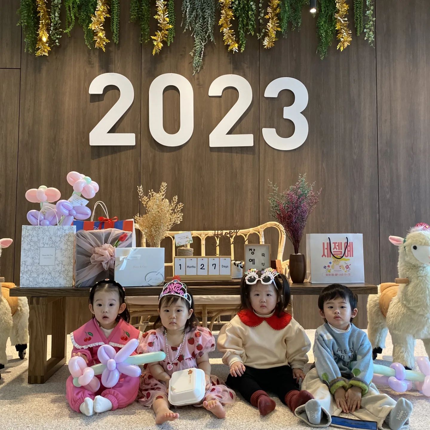 예향이두번째 생일파티💕
남표니가 키즈풀파티룸 예약해줘서 다녀옴.ᐟ.ᐟ

초대장부터 답례품 준비하는 것도
재밌었고, 다함께 간거라 예향이랑 나도!
그리고 친구들도 좋은 추억 쌓은 것같아서
더없이 행복했던 날🙋🏻‍♀️

이모와 친구들이 준비한 선물&주문제작 케이크🍰
외할미하부지가 예향이 유기그릇세트 & 수저젓가락 세트
다들 곰마와🩵🩵🩵

키즈풀파티룸 🏡 merpeopleplay