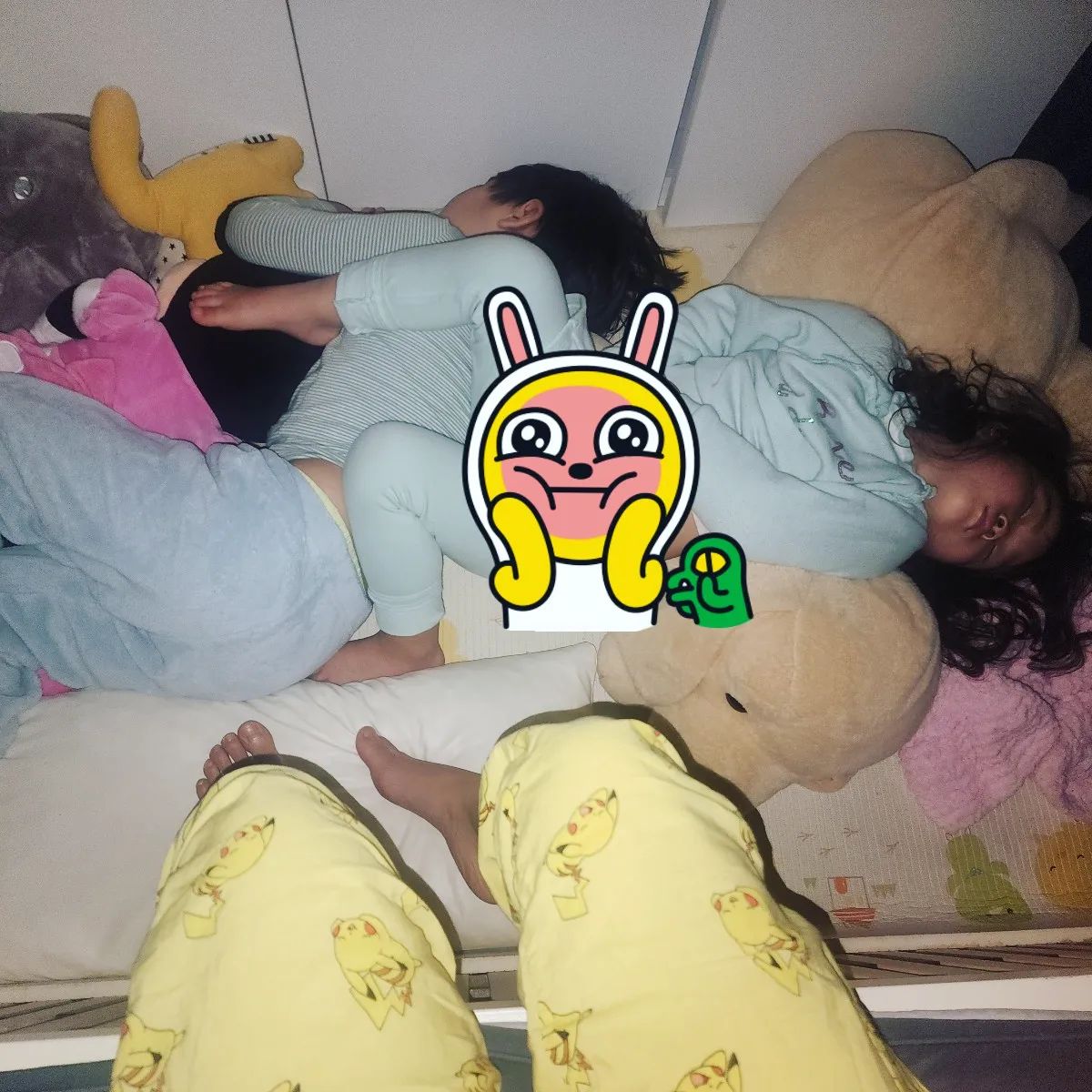 🌈
너네 왜 그러고 자고있는 건데..

보통 내 양쪽에서 자는 아이들.

어젠 회의땜에 늦게와서 
둘이 위아래 침대에서 따로 자고 있었는데 
새벽에 일어나니 애들이 둘 다 없다..???!!

보니까 둘 다 바닥에서 자고 있음ㅋㅋ
한녀석이 자다 떨어져서(?)내려가고 
또 한녀석이 내려간거 같은데 
동시에 둘 다 내려가서 자는 건 또 첨이네 ㅋㅋ

#일상 #일상스타그램 #일상기록 #육아  #남매 #일상소통
