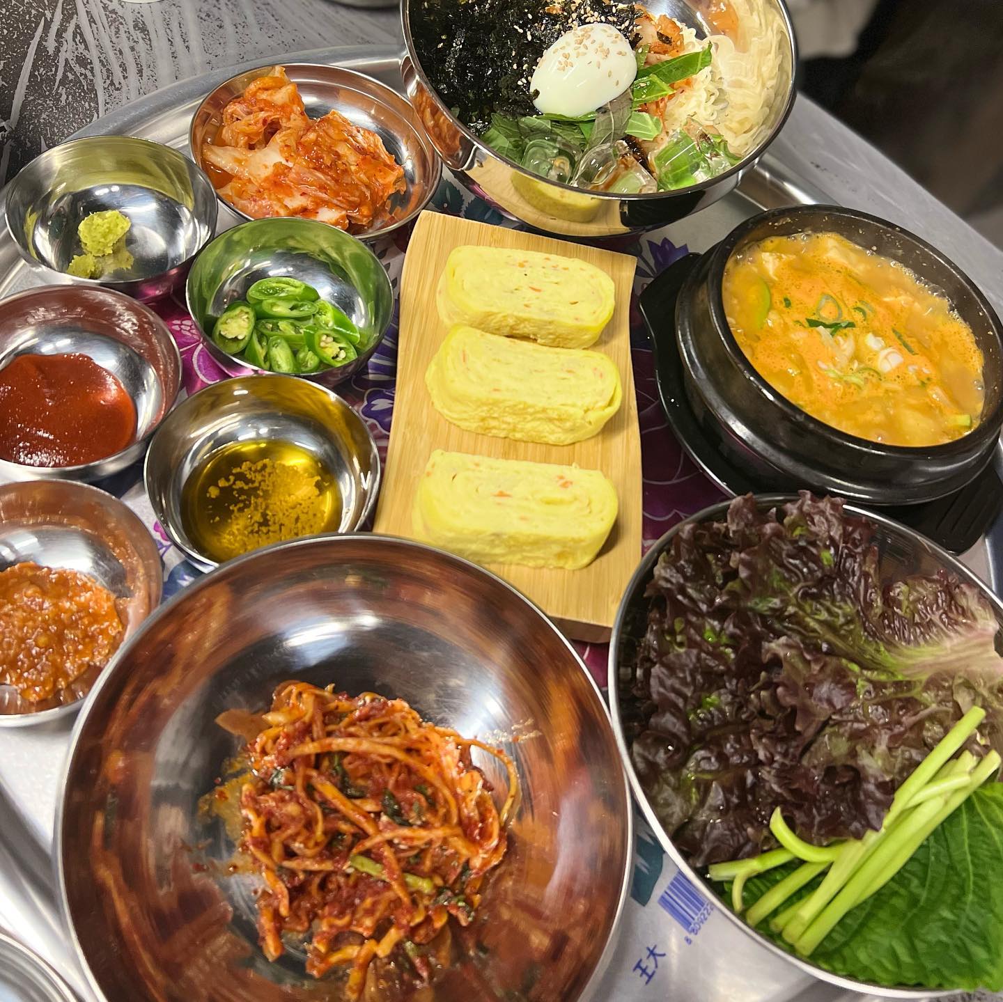 부천, 88로타리집 부천원종점
신상 프랜차이즈 냉삼집. 친구의 추천으로 함께 방문 하게 되었는데 반찬도 다 맛있고 냉삼도 꼬소하니 신나게 구워 먹었다. 삼겹살이랑 곁들여 먹을 것들이 많아서 꼬들한 무김치랑 먹고, 미나리랑 먹고, 와사비랑 먹고 다양하게 먹을 수 있어서 술술 들어간다. 여기는 메뉴가 많지 않지만 하나하나 다 맛있는데 특히 고기 먹고나서 파인애플샤베트는 꼭 먹어보자. 다시 새로 시작 할 수 있을 것 같은 상쾌함을 선사할 것이다. (소화가 잘되는건 보너스👍)

➡️쩝쩝박사 맛나니의 평가
88로타리집 부천원종점은 ‘또갈집’ 입니다.

•오늘의 한마디•
“냉동이라고 다 같은 냉동고기가 아니다.” -쩝쩝박사 맛나니

#88로타리집 #88로타리집부천원종점 #부천맛집 #냉삼맛집 #냉동삼겹살 #냉동삼겹살맛집 #미나리삼겹살 #파인애플샤베트 #레트로식당 #홍석천 #굽굽 #맛도리 #쩝쩝박사맛나니 #쩝쩝박사 #맛나니 #또갈집