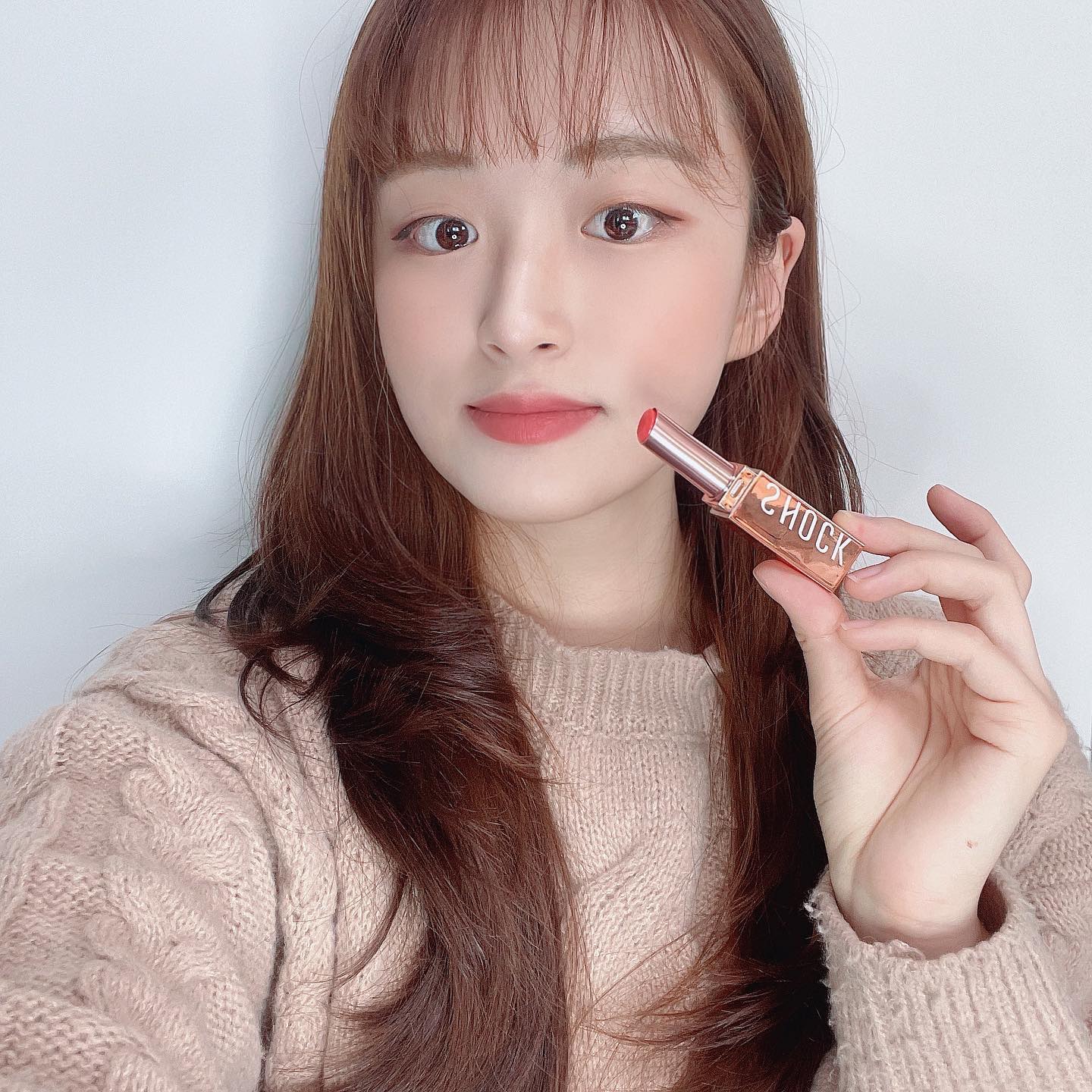 #협찬 

[제품명]
1. 마이 루미너스 젤 글로우 쿠션 
패키지부터 영롱한 쿠션 😊
얼굴에 톡톡 두드리면 우수한 광채와 균일한 커버가 가능한 것을 볼 수 있습니다! 
수분 유지력 및 고정력도 훌륭✌🏻

2. 더 쇼킹 컬러 픽싱 스틱 섀도우
스틱으로 간편하게 사용 가능한 제품으로 밀착력과 발색력이 뛰어납니다!
하루종일 돌아다녀도 무너지지 않아요ㅎㅎ
쉬머와 스파클링이 믹스된 제형으로 부담스럽지 않고 반짝이는 펄감도!❤️

3. 더 쇼킹 틴티드 립밤
자연스러운 발색으로 생기를 부여하는 틴티드 립밤🌟
촉촉하면서도 묻어남을 최소화한 제형 물빛 광채를 볼 수 있고 발색은 수채화 발색😻😻

봄 메이크업으로 딱인 것 같아욯ㅎ🥰

#협찬 #토니모리 #토니모리쿠션 #쿠션추천 #건성쿠션 #스틱섀도우 #섀도우 #립밤추천 #비건립밤 #마이루미너스젤글로우쿠션 #더쇼킹컬러픽싱스틱섀도우 #더쇼킹틴티드립밤 #르뷰 rewview.co.kr tonymoly_street