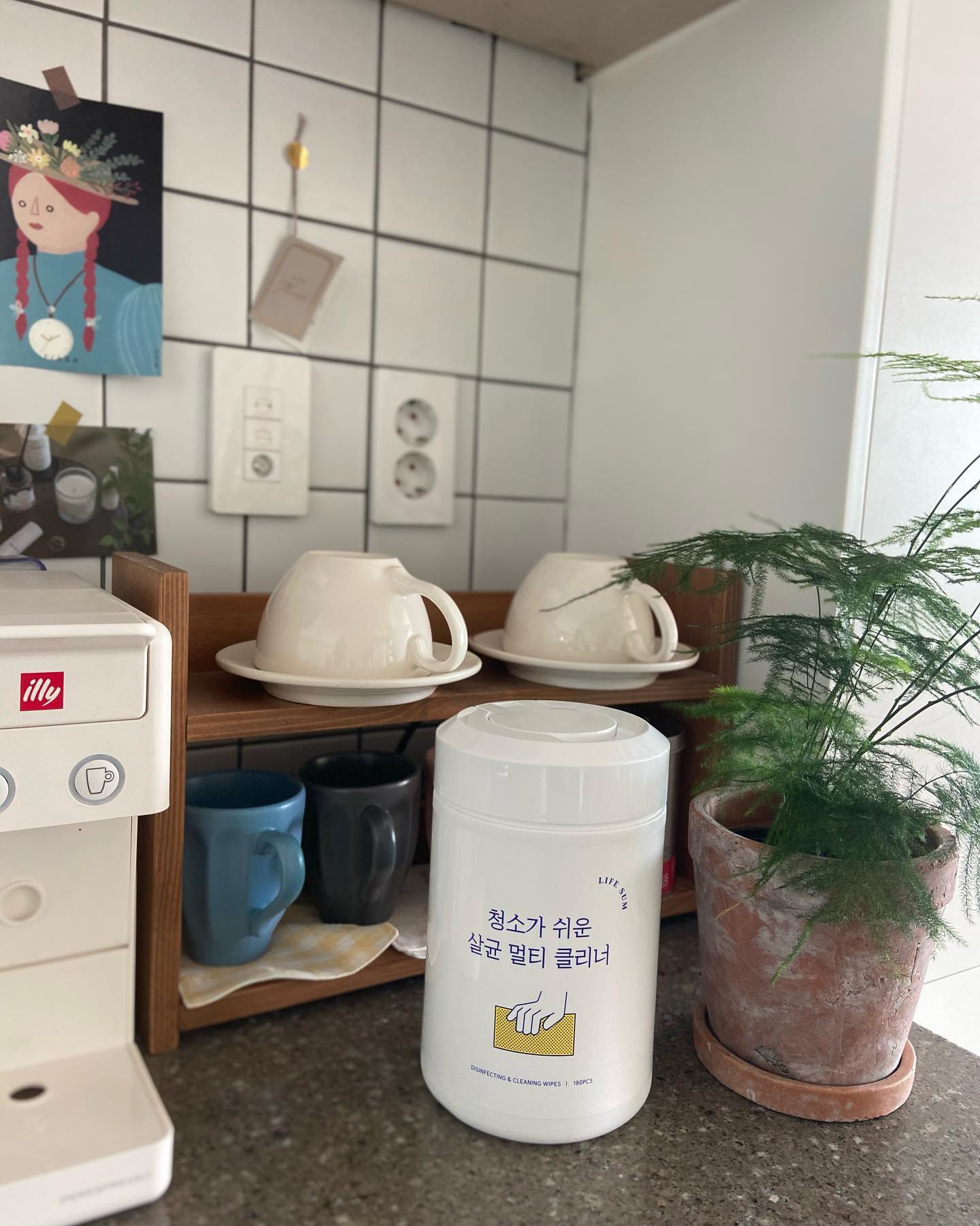 #협찬

살림은 장비빨 내가 좋아하는 말인데 멀티클리너 한 번 써보면 누구든 인정하지 않을 수 없을 듯

아이들 방학중이라 구석구석 청소하지 못한 곳들이 계속 거슬렸는데 쓱싹티슈로 쓱싹 닦아내니 이렇게 개운할수가 없다😍

튀김 하고 난 후 사방에 튄 기름도
얼룩덜룩 수전들도
먼지가득 현관까지 간편하게 닦아주면 깔끔해 지는건 기본 살균까지 되니 손이가요 손이가🎵

손에 물 안묻히게 해준다는 남편 말은 못믿어도 물 없이 청소하게 해준다는 멀티클리너는 믿어도 될 듯🤣

#라이프썸 #라이프썸멀티클리너 #멀티클리너 #살림스타그램 #주부스타그램 #청소스타그램 #집청소 #살림템 #살림팁 #쓱싹티슈
