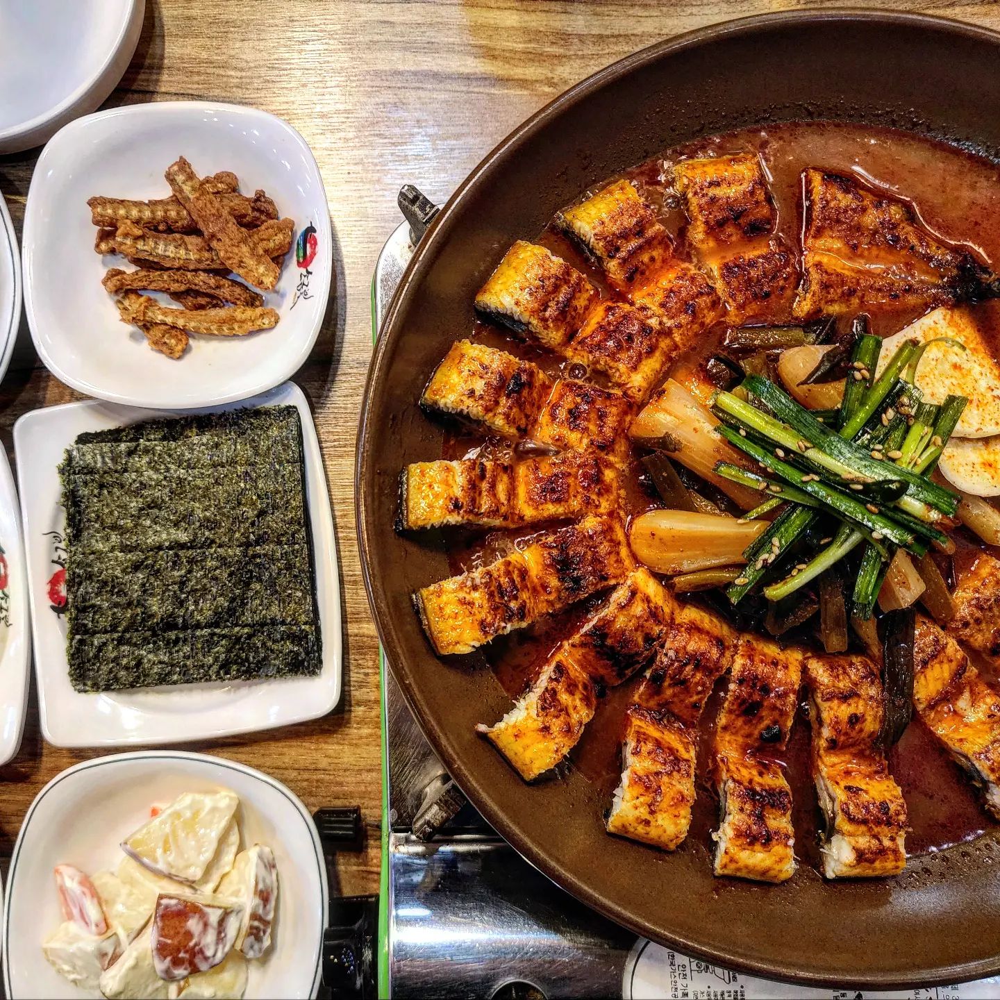 오늘의 맛자랑은 최고의 몸보신 장어💪 *협찬

맛집 프로그램보면서 와 저건 진짜 궁금하다 했던 메뉴가 장어파김치 전골이었어요! 그래서 한국 나오면 꼭 먹어봐야지 했는데 드디어 먹었습니다 😍 

📍우리의 픽은 장어파김치쌈(전골)과 소금장어구이✌그리고 솥밥

시키자마자 정갈하게 쫙깔리는 장어뼈튀김에 깻잎지, 무쌈, 마른김, 부추무침과 슴슴한 죽까지 마음에 쏙 들더라구요❤

📣 그리고 나서 소금구이장어를 주방에서 익혀서 돌판에 올려 줍니다! 따뜻하게 먹을수있게 버너에올려줘서 좋구요! 한입 먼저 먹어봤는데 쫄깃 고소한게 손질이 넘 잘되어잇어서 더더 마음에 들었답니다! 

📣 그리고 기대하던 장어파김치전골은 넘 예쁘게 플레이팅되어 나오는데 자박자박 끓으면 파김치와 장어를 곁들여 먹는데 양념장어와 파김치의 맛이 정말 묘하게 조화로웠습니다! 소주를 부르는 자박국물이에요

TMI - 내편님은 장어는 흙냄새나서 못드시는분인데.. 신선하고 손질도 잘되서인지 흙냄새 안난다며 저보다 더 소금구이를 더 많이 드셨습니다. 

장어 먹고싶으면 이젠 여기❤ 

📍장어파김치쌈(전골) 46.0
📍풍천장어구이 42.0
📍솥밥 4.0

🏠 소금빛 풍천장어 - 인천 부평구 길주로547번길 5

#맛자랑 #소금빛풍천장어 #소금빛풍천장어맛집 #부평맛집추천 #부평장어맛집 #인천장어맛집 #인천풍천장어맛집 #장어파김치전골 #부평구청맛집