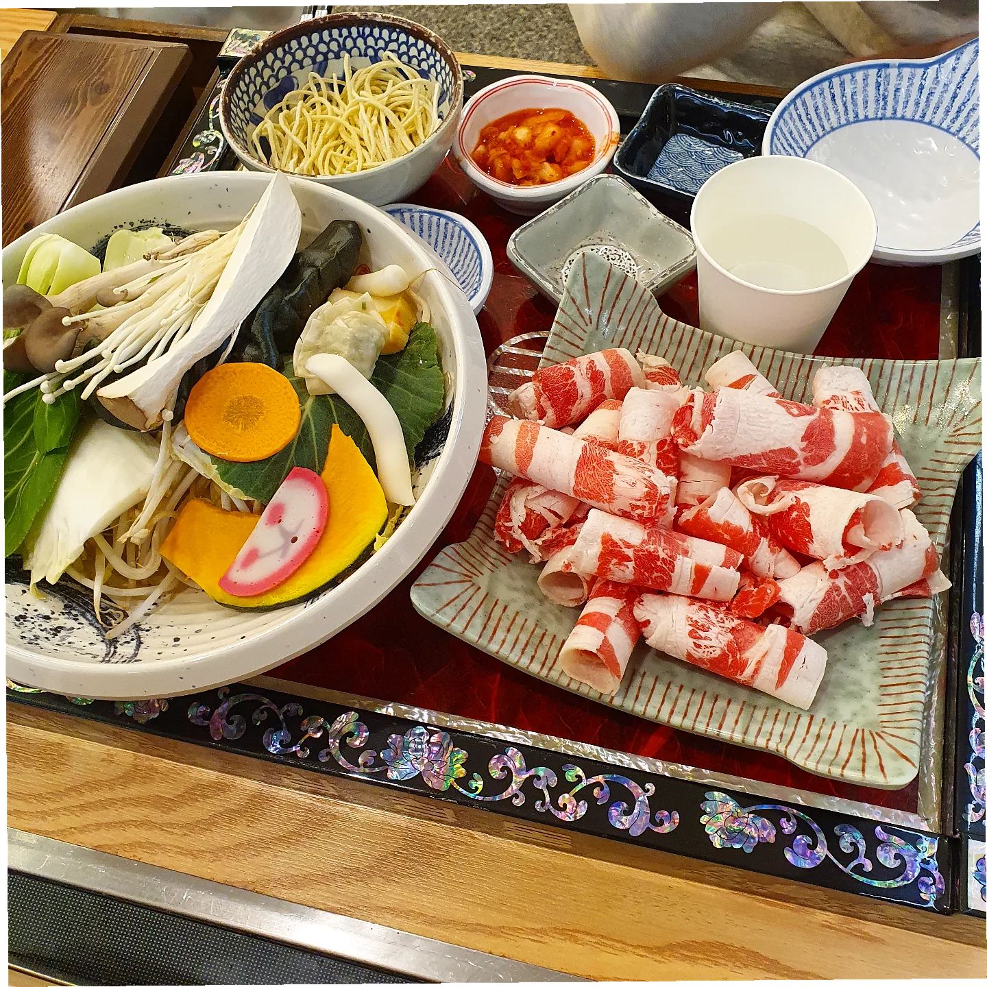 #삼청동샤브 #삼청동샤브ak기흥점 #ak기흥맛집 #샤브샤브 #샤브샤브맛집 #1인용샤브
아직은 추운 겨울, 따뜻한 샤브샤브 국물을 마시면 키야~ 소리가 절로나온다!
샤브육수가 다양해서 골라먹는 재미도 있다. 야채도 다양하게 나오고, 모두 신선해보였다. 그리고 신기한 건, 고기뿐 아니라 야채까지 정말 정량대로 갯수가 똑같이 나온다는 것! 평등함 좋아좋아
-
정작 나는 조금 튀고 싶어서 편백찜 주문!
하지만, 편백찜은 칼국수와 죽을 못먹는 다는 걸 이땐 몰랐다...헤헤....
결국 친구의 샤브샤브에 빌붙어서 해결!ㅎㅎㅎ 
죽을 직접 만드는 재미도 있다. 약간 망해서 나는 국물이 너무 많아 국물있는 죽을 먹었다. 그래도 계란까지 더해지니 고소해서 맛있었다.
-
오늘도 건강하고 푸짐하게 잘 먹었습니다!
