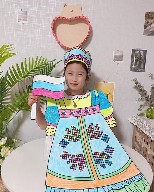 @huyni_ggini on Instagram: "#광고#종이옷색칠키트#세계여러나라#전통의상#다문화#알록달룩#엄마표미술놀이#역할놀이#미술교구#색칠교구#색칠놀이#종이옷#대형종이옷#디자인오#알룩달룩종이옷색