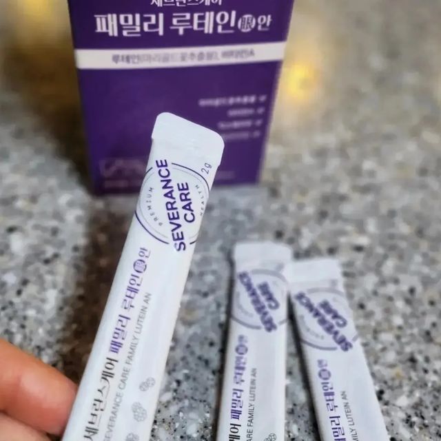 은자씨의 먹스타그램. on Instagram: "#협찬 
아기 출산하고 나서 유독 눈이 더 어두워지고 있고,
나이가 들어가는건가🤣🤣

루테인을 꾸준히 섭취 하고있다.(우리부부요)

자꾸 까먹고 그렇다고 약통채로 가지고 다니기는 번거롭고..

알약 먹기힘든1인
요새 꾸준히 ~~먹고있는

연세 패밀리루테인안♡!!

무엇보다 맛있어서 좋다
뭐든 아무리 좋은성분도 난 맛없으면 못먹겠어 웩~~🤮

하루 한포! 하루권장량 100%완료!
물 없이도 먹을수 있는 베리맛이라 더 좋고  눈건강에 도움 👍👍👍

체내흡수도 굿~~~!!!

아이들도 먹을수 있고, 연세대학교에서 만들었다니 👍 👍

꾸준히 루테인좀 챙겨 먹어야겠다~~~

알약은 도저히 힘들고 요래 가루로 되어 있으니 하루 한포 가방에 쏙 넣어 다니기도 좋고 한포에 2g씩 충분♡

@d.day_health
연세 공식 온라인몰(디데이헬스) 에서 이벤트도 진행중♡

꾸준히 섭취하고 눈 건강 되찾아봅시다!!

'포포몬을 통해 서비스를 제공받아 작성된 글입니다'

#연세생활건강 #디데이헬스 #연세루테인 #루테인분말 #루테인스틱 #초등학생루테인 #루테인추천 #디데이헬스이벤트 #포포몬 #포포몬협찬 #선팔하면먹팔 #아들맘 #선팔하면맞팔 #먹스타그램 #건강식품#고등학생루테인#중학생루테인#어린이눈영양제 루테인"