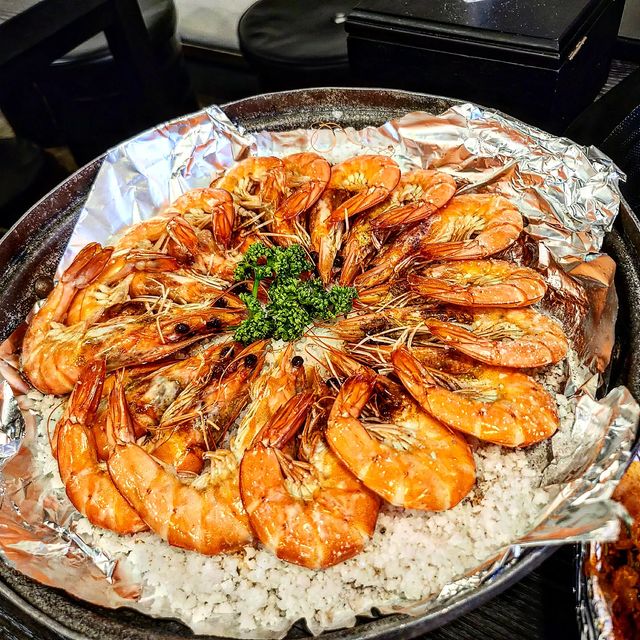 은자씨의 먹스타그램. on Instagram: "간만에 가족들과 월미도 나들이 조개구이 죽이는 바다뷰에 너무 즐거운시간♡ 바다도 보고 🎆 폭죽놀이도 구경하고 유람선이 참 예뻤다😍 우리는 네이