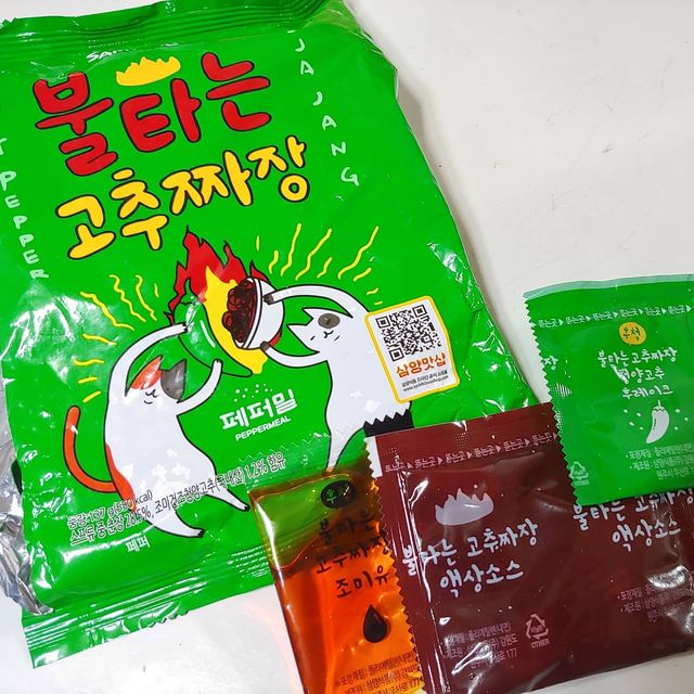 은자씨의 먹스타그램. on Instagram: "#야식#고추짜장#맛있어#매워

불타는고추짜장드뎌먹고 맛있고 맵고😝
#피코크불맛향미유  살짝 피코크는 저렴하고 맛있는 제품이 많아서좋다.
야식은 맛있다😝
단맛보다는 짭쪼롬한 춘장맛이 강한 매콤짜장😘
나는 청양고추 더더더 샤샤샥~
.
.
#야식#개봉동#불타는고추짜장 #페퍼밀#피코크 한숨#최애짜장#맛스타그램 #먹스타그램#삼양라면 #선팔맞팔#맛있다#짜파게티#다른맛#면맛집#개봉동#테라#비숑맘#짜장라면#라면맛집"