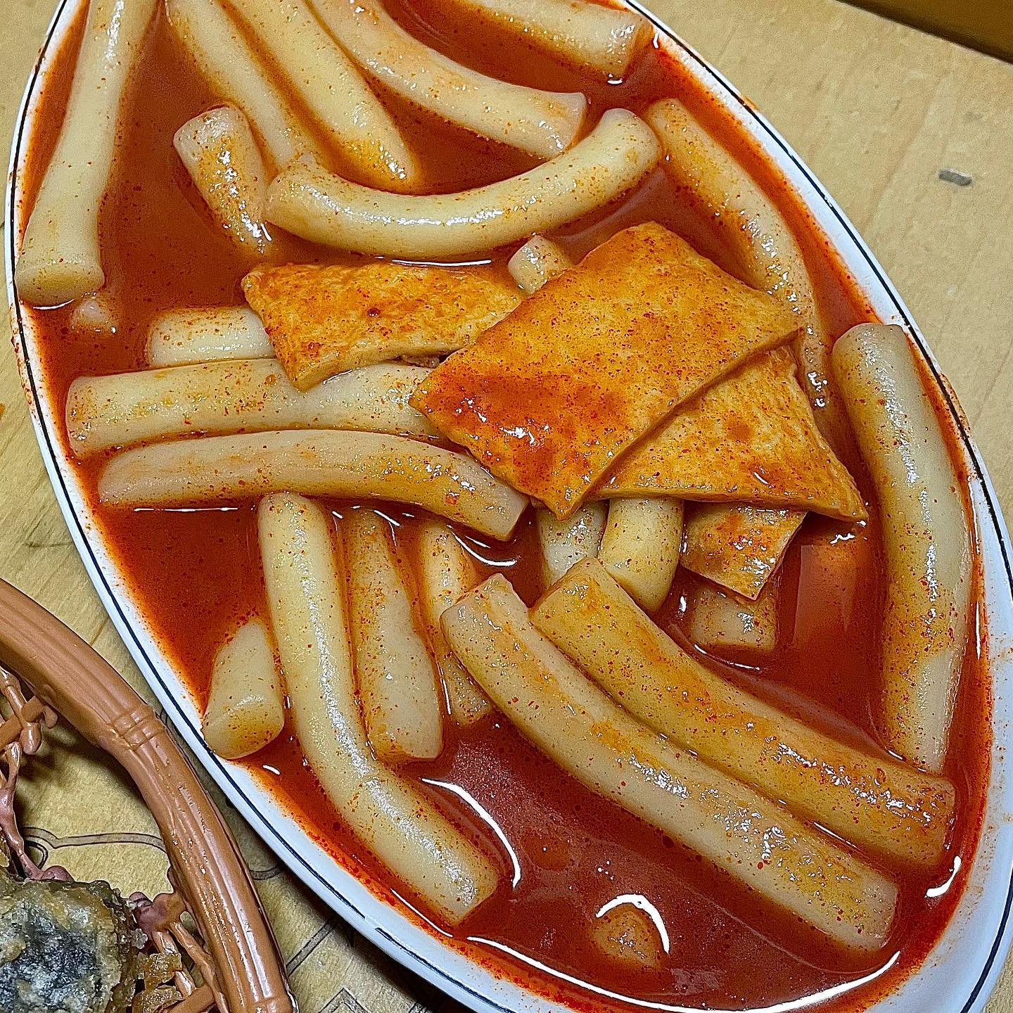 #푸즐_강남 [맛짱떡볶이]
📍강남구 강남대로 122길 17
📍24시간 영업 (매주 일 휴무)

칼칼한 매콤함과 달짝지근함이 절묘한 #맛짱떡볶이 

📣 떡볶이러버들은 모이세요 ‼️
영동시장에 오랫동안 자리를 지키고 있는 떡볶이집! 
걸죽하지 않아 찍먹, 퍼먹하기 딱 좋은 농도의 국물🥘
길쭉한 밀떡의 단단+쫄깃함이 국물이랑 참 잘어울렸고
하나하나 수제로 만든 튀김과 김밥과의 궁합도 찰떡이네요🥹

🍽️ 푸즐픽 Kick 메뉴! 
- 찹쌀순대
회전율이 좋은집이라 그런건지 순대와 내장에서 누린내가 나지않아 좋았어요! 
게다가 ‘찹쌀’순대에 걸맞게 쫀득함이 살아있는 탱글한 순대도 함께 드셔보시기를 추천합니다 ღ

떡볶이가 생각보다 칼칼하여서 맵린이 분들은 다소 매울 수 있을 것 같아요🥵
또한 내부가 좁기 때문에 포장을 추천드려요! 🙌

◽️떡볶이 0.4
◽️모듬튀김 5개 0.4
◽️찹쌀순대 0.4
◽️야채김밥 0.3