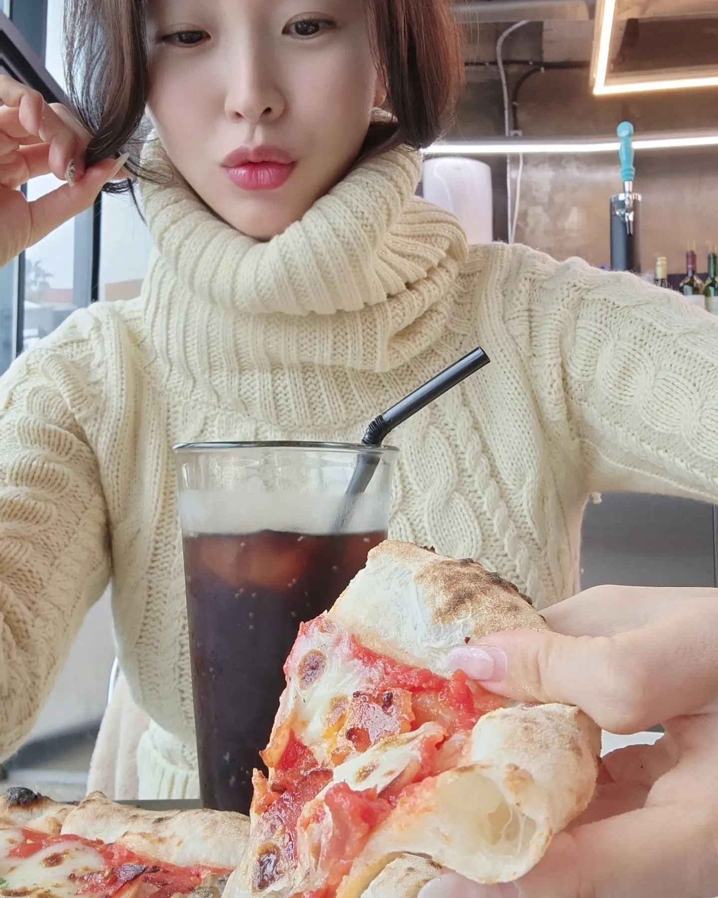 #먹스타그램
화덕피자 맛있기로 유명한 #제주맛집
⠀
유튜버 다녀가고 더 핫해졌다는데😯
⠀
#문어핏짜 vs #흑돼지디아볼라
엄청 고민하다 고른 디아볼라👍🏻
도우가 찐인 #제주피자맛집
⠀
다음에 오면#전복크림파스타 도전!
⠀
#엔폴리우드 #맛잘알 #함덕해수욕장 #함덕맛집 #제주동쪽 #제주여행 #혼먹 #나홀로여행 #선팔하면맞팔 #맞팔100 #좋아요반사 #jejuisland #jeju #follow #instalike #foodstagram #fff