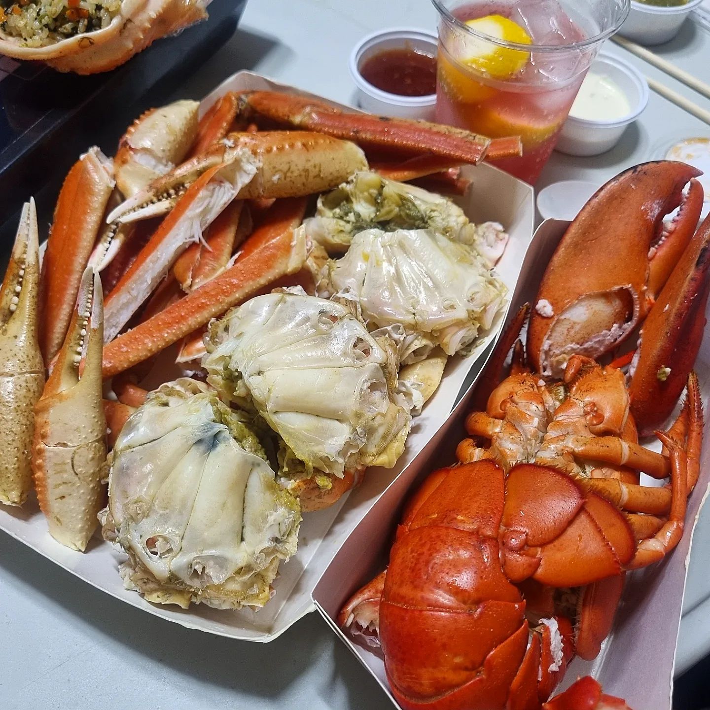 ❤️인천 청라 크랩 맛집 추천❤️

🦞가격은 ☻️사악하지만 이 보다더 맛있을순 없다!!!!!!!

🦞맛도 맛이지만 리뷰이벤트로 스벅쿠폰 주는 대박 깜직한 크랩 집!!!!

🦞우선 먹기 좋게 손질해오는점 넘 조쿠
같이 주는 타르타르랑 칠리 소스 넘 맛있어부렁 ㅠㅠ

또 먹고싶도다 

🦞저는 대게2마리 랍스터1마리 20만원에 먹었네욥

🦞인천 청라 어서오시게 맛집 추천합니닷
#청라랍스타 #청라대게 #청라어서오시게
#청라크랩 #청라맛집 #먹스타그램 #먹스타맞팔 #먹팔 #food #likesforlike #foodphotography #대게 #랍스터 #게