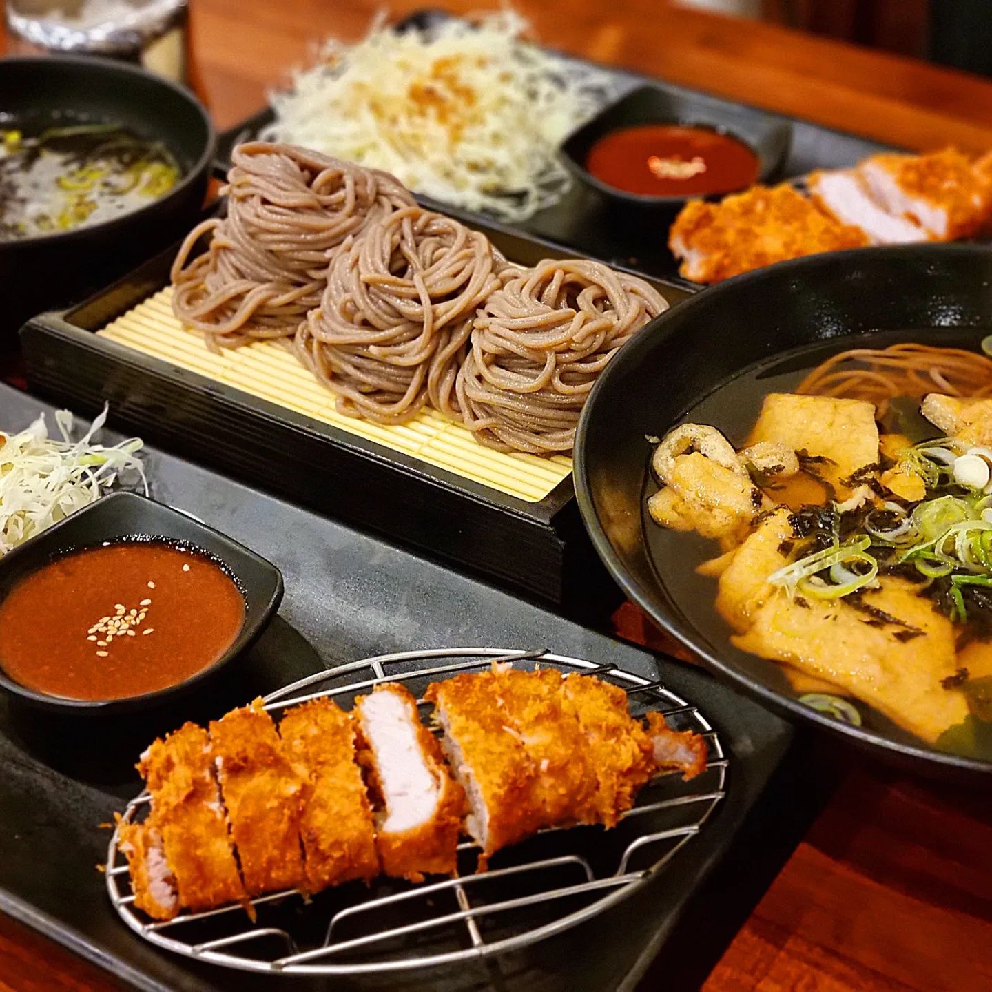 #협찬
🤟 

🔸️삼동소바 판교점 [우동,소바,돈가스]
🔸️경기 성남시 분당구 안양판교로828번길 20 

오늘 리뷰는 "삼동소바 판교점"입니다😃 

삼동소바 판교점은 첫인상부터 기억에 남아요!
주차공간이 엄청 넓게 되어있고,
나무로 된 커다란 대문과 내부 우드인테리어까지!
깔끔한 인테리어가 청결한 느낌으로 다가왔어요😀 

맛집은 첫인상부터 정해져있죠😄 

삼동소바 다른지점은 대기걸어놓고 먹던데
판교점은 오픈한지 얼마되지 않아서 
대기없이 바로 먹을 수 있었습니다!😀 

메뉴는 삼동정식과 온소바정식을 먹었어요! 

삼동정식은 냉소바와 돈가스가 나오고, 
온소바정식은 온소바와 돈가스가 나옵니다! 

냉소바와 온소바 차이인데 
둘다 먹어본 결과 우위를 가릴수 없이
둘다 너무 맛있어요!! 

냉소바 육수의 찐한맛과 적절한 간이 
메밀면과 너무 잘어우러지더라구요😍 

삼동소바가 메밀국수의 달인으로 
생활의달인에 출연했다고 하는데
역쉬 달라도 뭔가 달랐습니다👍 

보통 소바를 먹을때 냉소바만 먹었는데 
삼동소바 판교점에서 온소바를 먹어보니 
온소바도 엄청난 매력을 가진 음식이더라구요!! 
뜨끈뜨끈한 궁물과 혀를 감싸는 메밀면😍
또 먹고싶네요🤩 

돈가스도 첫 입을 먹는 순간
웬만한 돈가스 집보다 맛있더라구요 
단일메뉴도 있겠다 싶어서 메뉴판을 보니까
역시 돈가스도 단일메뉴가 있더라구요😄
진짜 맛있어요👍 

짬뽕소바도 있던데 요건 판교점에서만 
맛볼수 있는 특별한 메뉴더라구요! 
다음에 또 방문해서 꼭 먹어봐야겠어요😍 

이상 모든게 맛집인 맛집
"삼동소바 판교점" 리뷰였습니다😍 

#삼동소바판교점 #리뷰진 #판교맛집 #판교소바 #소바맛집#판교돈가스 #서판교맛집 #성남소바 #판교데이트 #분당데이트 #성남데이트 #운준동맛집 #판교돈가스 #판교온소바 #성남온소바 #성남맛집 #삼동소바 #짬뽕소바 #먹소통 #먹팔맞팔 #먹스타 #먹소통맞팔