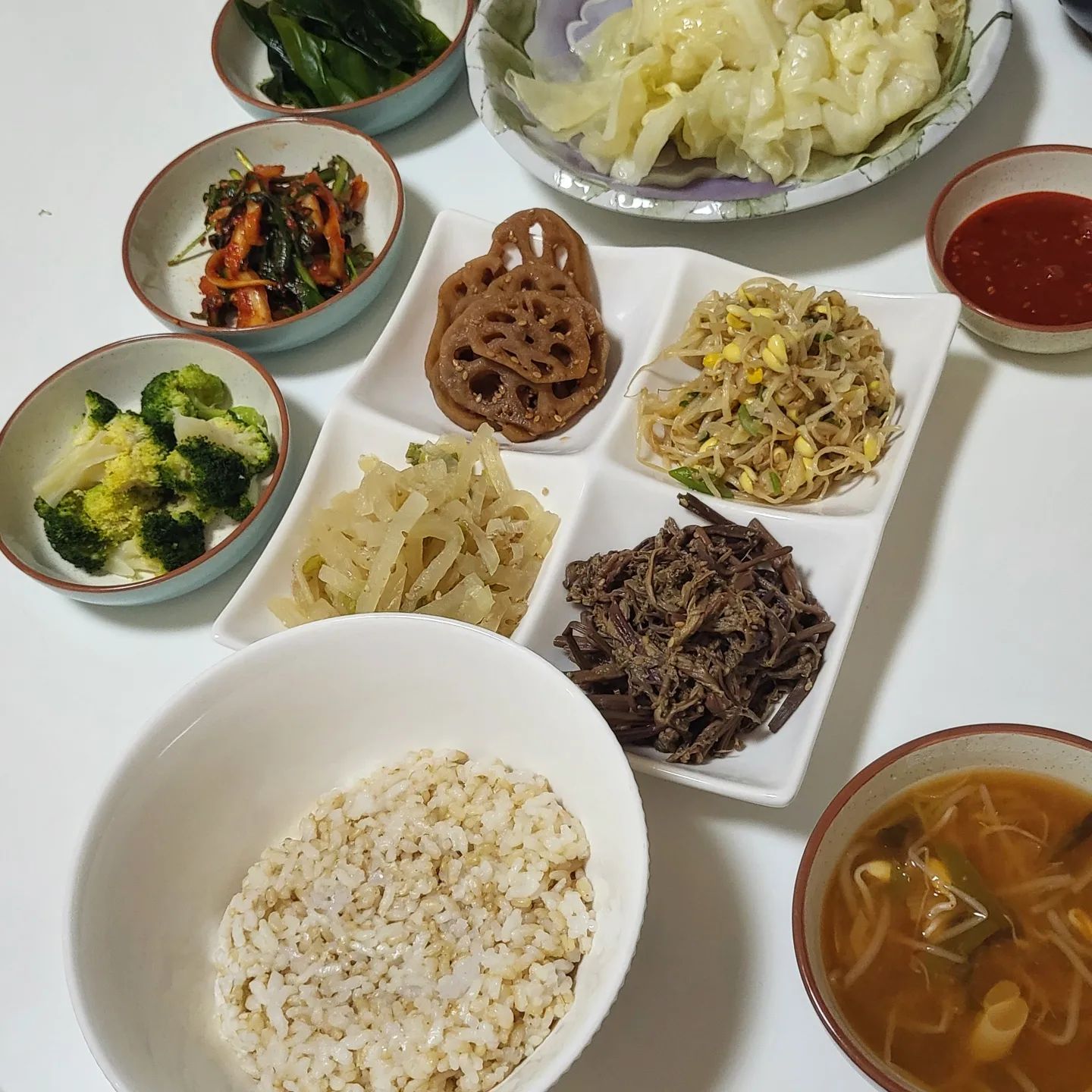 요리중독 🍽
.
점점 늘고있는 손맛
.
집밥이 최고다 ! 
.
#나물#고사리나물#무나물#콩나물무침#부추무침#연근조림#브로콜리#현미곤약밥#김치콩나물국#나물비빔밥#홈쿡