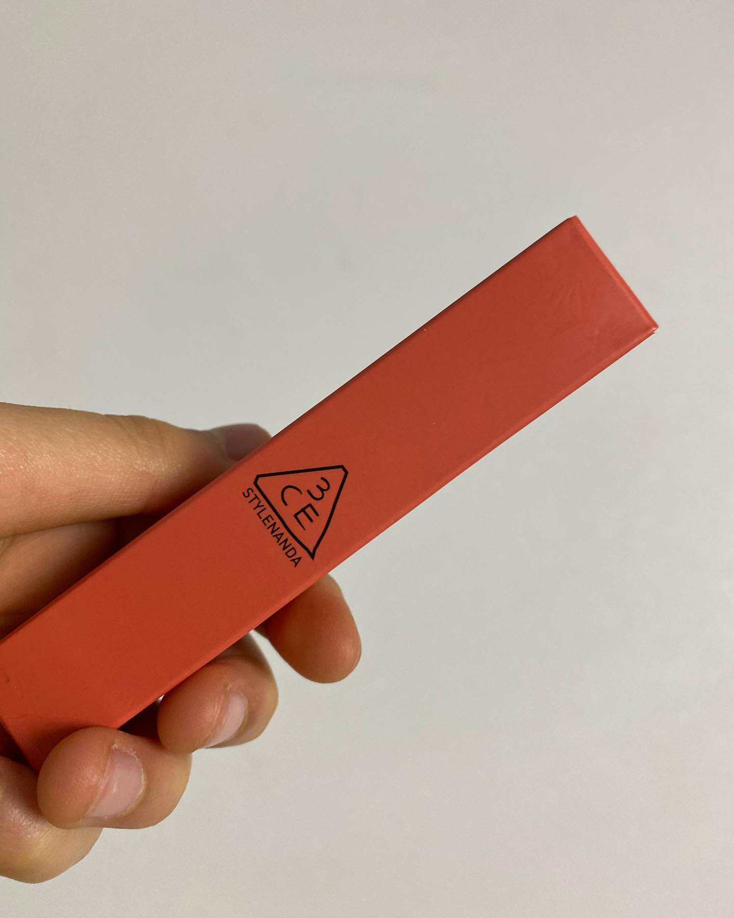 💄쓰리씨이 블러 워터 틴트 코랄문❣️

저는 원래 매트한 제형의 
립을 좋아하는데요, 요즘 너무 입이 트고 
각질 부각이 심해서 좀 촉촉한 틴트 사보았어요! 색상은 코랄 문으로 웜톤 그 자체인 색상이예요😚 

.ᐟ 촉촉하고 부드럽게 발리고 보송하게 마무리 됨

.ᐟ 블러 느낌 낭낭해서 보정된 입술 느낌

.ᐟ 착색이 어느 정도 되어 오래 지속됨

은은한 초코향 나는 웜톤 틴트
이번 봄맞이 신상으로 들여보시는건 어떤가요 😚💪

#쓰리씨이 #쓰리씨이틴트 #블러틴트