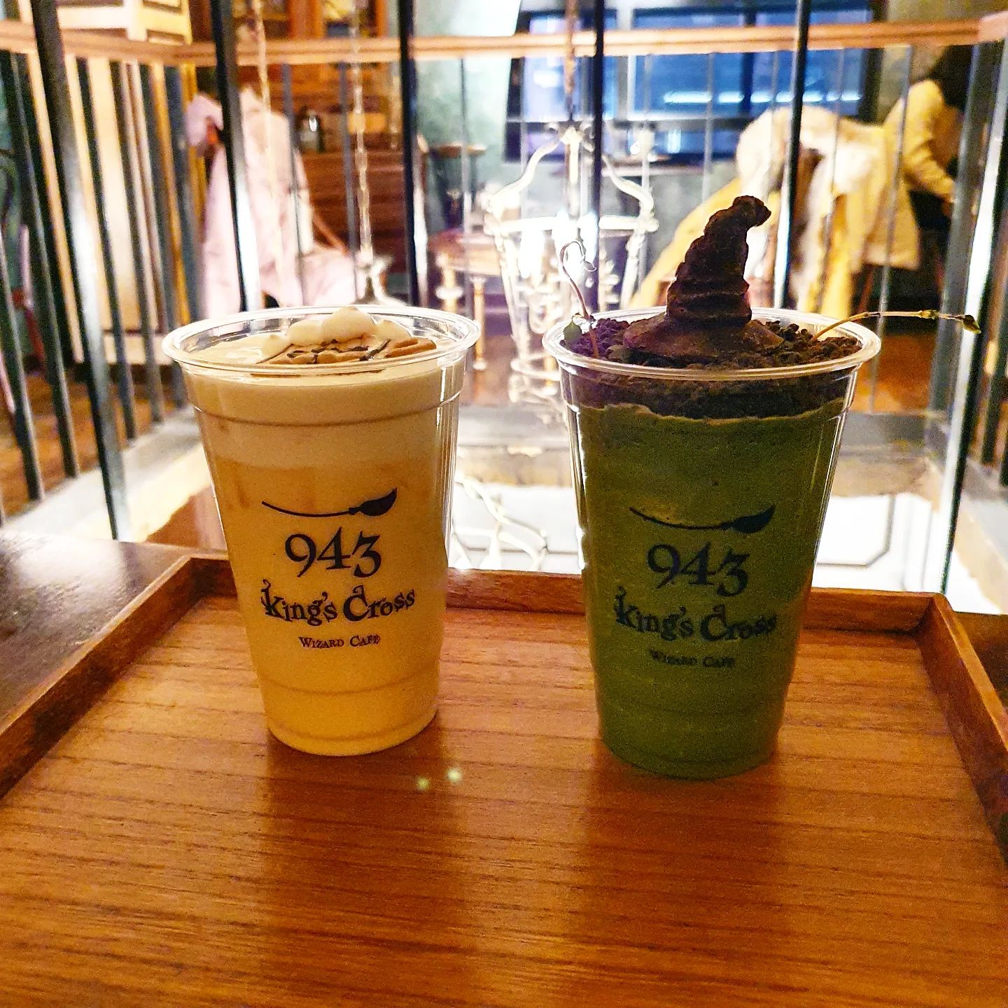 #홍대카페 #해리포터 #킹스크로스943 
해리포터 덕후라면, 한번쯤 가봐야하는 카페
잊고있던 영화의 추억들이 스멀스멀 올라온다.

비터맥주는 스카치캔디 카라멜맛 맛있는 부드러운 맛,
기숙사배정 모자가 올라간 녹차음료도 맛있었다.
이날 배가 불러서 해그리드가 준 해리포터 생일케잌은 못 먹었지만, 그래도 행복했다. 코딱지맛 젤리도 먹고싶다...

카페는 지하1층부터 지상3층까지 운영되는 데, 각 층마다 다른 테마로 꾸며져있어 보는 재미가 있다.
곳곳이 사진 스팟이라, 쉴새없이 사진찍을 수 있다.
그리고 기숙사 옷과 기숙사 배정 모자를 직접 입어볼 수 있는 곳도 있으니, 한번쯤 착용해보고 그리핀도르~ 외쳐봐도 재밌다.

음료와 음식값은 다른 일반적인 카페보단 비싸지만, 해리포터 향수를 느낄 수 있는 곳이니 추억을 먹는 값이라고 생각하고 갈 만하다.

해리포터 정주행중에 간 카페라 더욱 재밌었다. 다들 정주행하고 싶게 만드는 카페 가보시라!