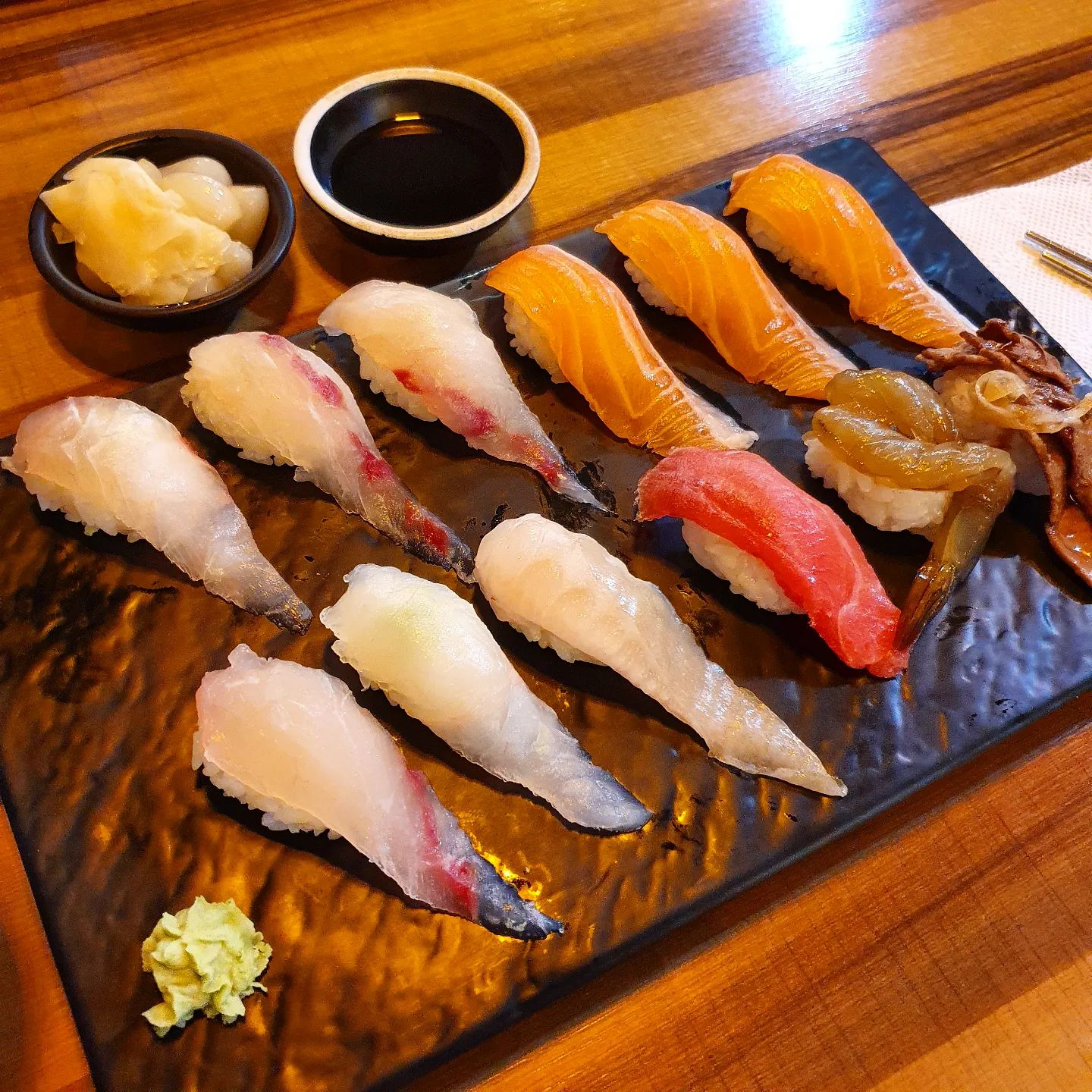 #강남맛집 #고메스시 #고메스시강남점 #스시맛집 
강남에서 스시를 먹고싶다면, 여기
강남역 주변에서 스시를 많이 먹어봤지만,
가성비 스시 쌉가능하다.

가성비라고 해서 맛이 평균정도냐? ㄴㄴ
맛있다. 근처 유명 초밥집보다 훨 맛있었고 만족스러웠다.

신선하고, 회의 두께나 밥의 양도 딱 적당한
딱 기본에 충실한 맛. 
하지만 기본이 얼마나 중요한지 잊고 있는 스시들이 많아져 이곳이 딱 스시 정석 기본이라고 할만하다.

데이트로도 좋고, 친구들끼리도 좋다.
다양한 손님들이 오는 곳.
그렇다고 시끄럽거나 소란스럽지 않고
조용하게 맛을 즐길 수 있는 곳이다.

강남역주변 초밥, 회 많이 실패해봤기 때문에,
이 곳이 좋은 것 같다. 앞으로도 갈 초밥집