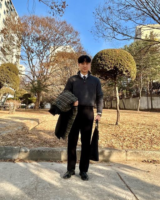 데일리운. on Instagram: "2023.02.01(수) ☀️ 최고: 4도 / 최저: -4도 - 날이 조금은 따뜻해졌네요 :) 폴로 하프집업 니트에는 옥스퍼드 셔츠와 얇은 타이를 함께 매칭하는데 좋더라구요🙌🏻 outer @m