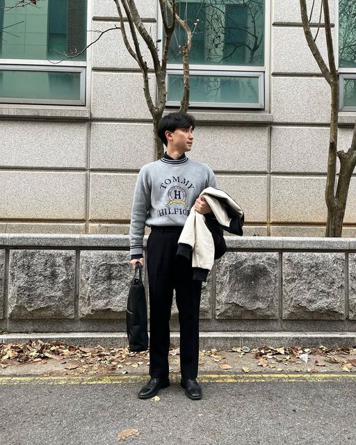 데일리운. on Instagram: "2023.01.23(월) ☁️ 최고: 3도 / 최저: -10도 - outer @uniqlokr knit @tommyhilfiger shirt @poloralphlauren bottom @musinsa_standard shoes @esquire.korea bag @olzen_official - 📖 시편 119:105 주의 말씀은