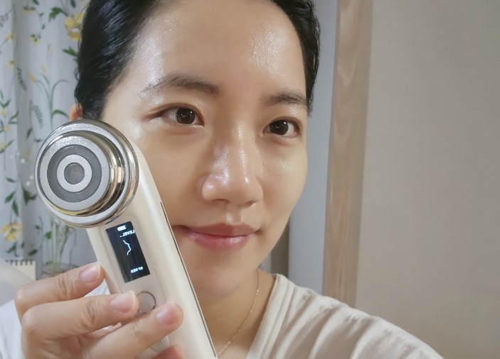 갈바닉 간편 홈케어로 피부결이 달라지는 페이스셀바닉