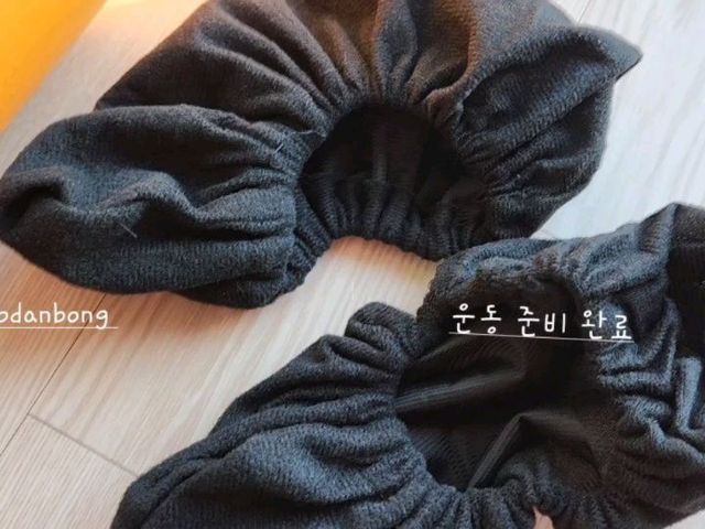 김진경 on Instagram: "#광고 협찬이지만 이거 운동되요.
몇분 안했는데 배~다리 힘들어감서
균형 잡으려 애쓰니 전신 근육들이~~하~
땀 주루룩~~😱💦💦💦

살이 쪄가니 몸이 예전 같지 않게 몸치가 되고
보다못한 딸랑구 둘이~시범을 
애미를 가르쳐주고
손도 잡아줍니다. 너무 못해서~

ㅡㅡ;;
#비단봉  예전에 안그랬는데 쩝 ...
암튼 젊으니 빠르게 습득하고
운동하는 녀석들이라 그른지
아주 균형잡힌 시범을~^^

은근 #미끄미끄 타니 미끄러지는게
재밌어서 게임하는 듯한 ~
집에서 홈트로 딱이네요.
거기다 미크럼 방지에 소음 걱정없어서 굿~

운동화나 양말신고 덧신신고 운동준비~시작~^^
같이 새해 살뺍시다요~ㅋ

#무브코어스케이팅 #코어스케이팅#무브스케이팅 #이지슬라이팅 #슬라이드보드 #홈트운동 #아이들과함께하는"