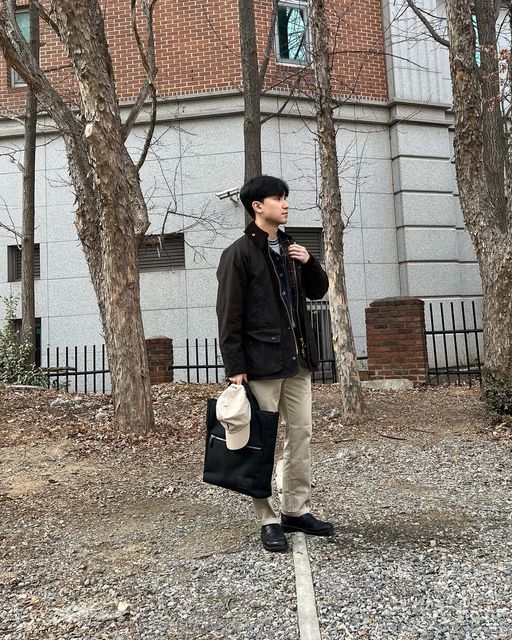 데일리운. on Instagram: "2023.02.06(월) ☁️ 최고: 8도 / 최저: -4도 - 날이 따뜻해져 오랜만에 옷장 속에서 바버자켓을 꺼냈습니다 :) 지난 가을쯔음, 처음으로 바버자켓을 입기 시작하였는데 이제