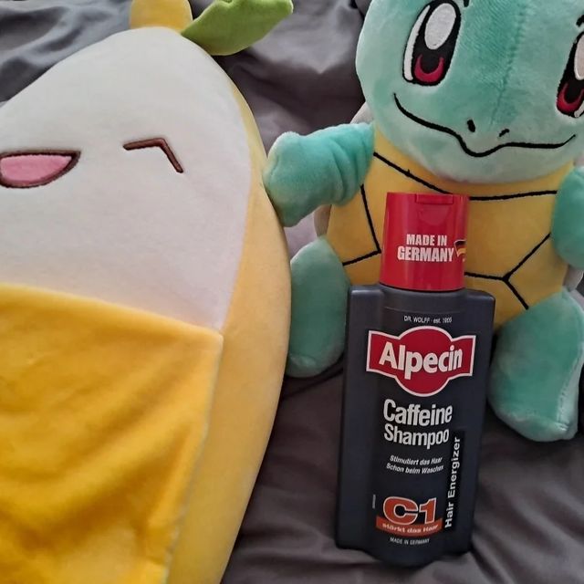유 호진 on Instagram: "#협찬 
@alpecin_korea 

힘있는 모발을 위한 남자들의 선택 "알페신"

내가 뭐라고 이렇게 좋은 샴푸를.... 협찬받다니

너무 좋네요 1번 사용해 봤는데  10원 동전 크기만 사용해도 거품도 풍성한 거 보이죠?

왜 수많은 남자들이 알페신 선택하는지

사용해 본 사람들은 알 거 같아요 솔직히

백번 떠드는 것보다 직접 사용해 보면 바로 알 수 있어요 💝

■ 하루 2분 사용으로 완성하는 힘있는 모발, 알페신 카페인 샴푸 C1 
-100년이상 전통의 독일 코스메슈티컬 전문기업 닥터볼프에서 출시한 모발&두피 강화 카페인 샴푸

-유럽 특허를 보유한 닥터볼프사 고유의 '카페인 복합체' 성분 함유

- 남성 모발 고민을 유발하는 성분과 싸워 두피를 활성화 및 모발 강화 

- 카페인 성분이 충분히 흡수되도록 샴푸 도포 후 2분간 잔류 후 헹굼

■ 핵심 성분 ' 카페인 복합체' 소개 
-독일 닥터볼프의 100년 이상의 기술력이 알아낸 결과, 카페인은 약해진 두피를 보호하고 모발에 에너지를 원할하게 공급 하는데 도움을 줌

-다만, 모든 카페인이 도움을 주는 것이 아니며 카페인이 든 음료를 머리에 바리는 것은 효과가 미미하고 음료에 포함된 다른 성분이 오히려 두피를 자극할 수 있다.

-가장 바람직한 방법은 닥터볼프 고유의 카페인 복합체가 함유된 제품을 사용하는것!

- 알페신의 '카페인 복합체'는 제조사인 닥터볼프사의 오랜 연구를 통해 개발한 성분 

-유럽 특허를 보유하고 있는 공인된 성분으로, 국제피부과학 화지 등 세계 유명 학술자를 통해 원료적 효능이 입증됨 

- 알페신 카페인 복합체는 두피에 직접 에너지를 공급해 힘없는 모발 개선에 도움을 줌 

#알페신 #alpecin #힘있는모발 #두피에너지충전 #남성샴푸 #샴푸추천 #두피관리"