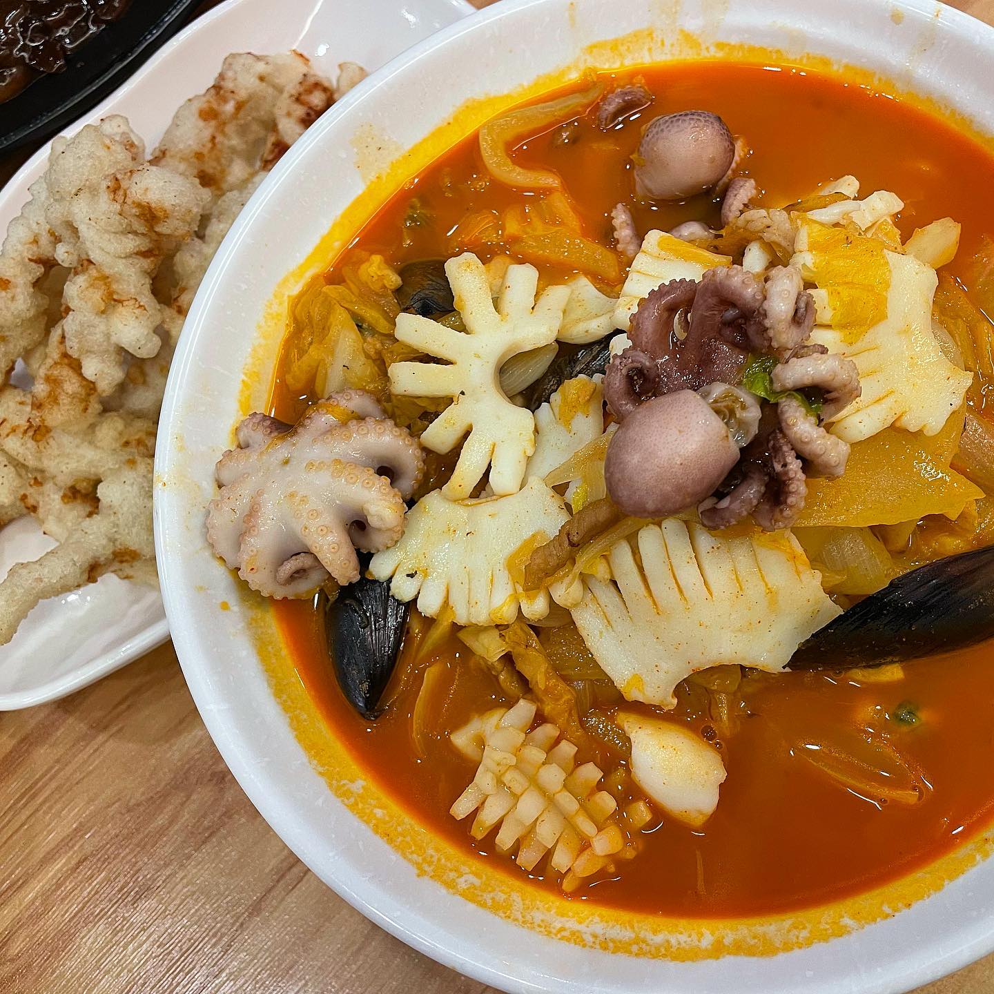 #협찬 #미스터짬뽕

📍경기 수원시 영통구 청명남로 4번길 13-1

수원시 영통구에 있는 중식 맛집 #미스터짬뽕 다녀왔습니다 !

외관부터가 짬뽕 맛집 포스가 느껴졌어요 !

중식 종류가 너~무 많아서 고르기 힘들었지만 젤 좋아하는 해물짬뽕,쟁반짜장 ,탕수육 미니를 시켰어요그리규 서비스로 군만두도 주심 ✌️

보통은 쟁반짜장이 2인분부터 주문이 가능한대 미스터 짬뽕은 1인분도 팔아서 너무 좋았고 고기,양파,새우,쭈꾸미,오징어 등 구성도 너무 알차고 푸짐하게 나와요 

해물짬뽕은 안에 해산물과 면이 진짜 가득..🫣
맵기도 적당하고 국물은 예술이였습니다..👍
미니 탕수육은 미니라고 하기에 양이 진짜 많았고, 너무 바삭하고 왕쫄깃 ㅠㅠ 탕수육도 맛집입니다

먹은 메뉴들이 퀄리티도 예술이고 양도 예술!🫶

#영통짬뽕#미스터짬뽕#영통역짬뽕#영통짜장면 #짬뽕맛집 #수원맛집 #먹스타그램 #먹팔 #먹팔해요 #맛스타그램 #중식맛집