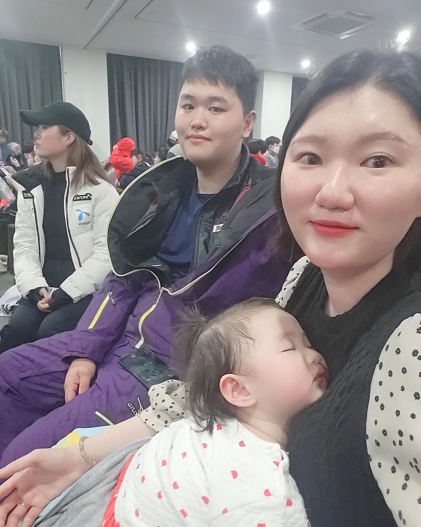 지난주...

나도 남편도 첫 스키인데 왜 나만 자빠지는가...😭😭
11살 조카한테 강습해달라했는데.. 앞으로 못가니까 한숨쉬면서 엉덩이밀어쥼..❤️ㅋㅋㅋ

윤따기 강습 너무 잘받아서 스키맛을 알아버렸다..🎿 
스키마렵댄다😐😐😐

#지난주말 #평창휘팍 #조카스키대회1위 #내슥끼들 #머쨍이 #나좀알려줘 #다녀오고서 #등아파서 #등허리에 #파스붙인건안비밀 #송어회개꿀맛