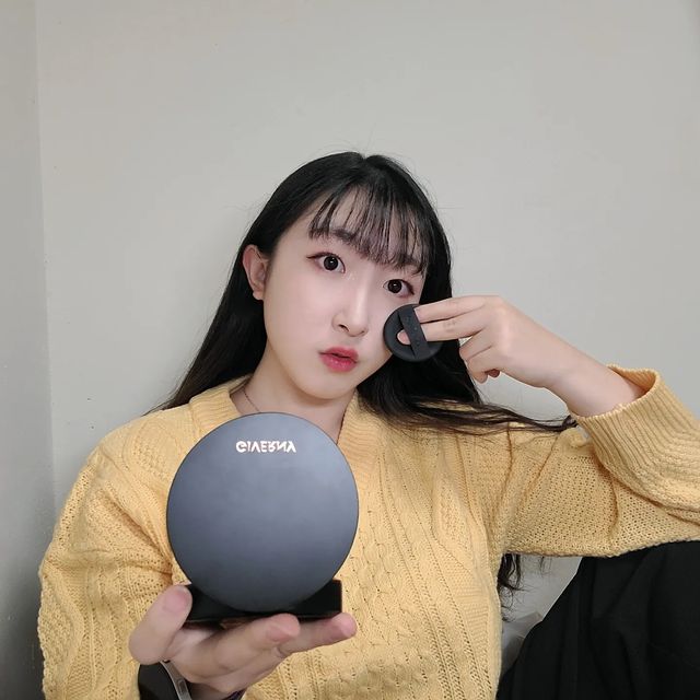 권예은 on Instagram: "#협찬 
요즘 아침 일찍 화장해서 그런지 저녁만 되면 베이스가 무너져 있어서 속상하더라구요 🥺 그러던 중 마스크 묻어남도 방지해주고, 72시간 메이크업 지속해주는 지베르니 쿠션을 발견 했어요 !! 🤗 업그레이드 된 G-fine Layering 공법으로 덧발라도 텁텁하지 않게 깨끗한 피부 표현이 가능하다고 해요 ! 

위 사진을 휴대폰 기본 카메라로 찍었는데도 깨끗하게 표현된 피부 보이시죠 !! 🤍 가볍고 얇게 발려서 사용할 때 부담감도 없고, 더 예뻐 보이는 것 같아요 🙈

블루라이트 차단도 되고, 민감성 피부에게도 적합하며 요철 커버 개선 테스트를 완료한 시그니처 쿠션 ! 지베르니 고밀착 시그니처 파운데이션의 새로운 라인으로 쿠션이 나왔다고 해요 😊 블랙에 로즈골드로 고급스러운 포인트를 준 너무 예쁜 쿠션 모두 사용해보시길 바라요 💖🤗
_
#지베르니 #고밀착시그니처쿠션 #지베르니쿠션 #고밀착쿠션 #쿠션 #쿠션추천 #쿠션파데 #쿠션파데추천 #쿠션팩트 #쿠션팩트추천 #쿠션커버 #베이스메이크업 #쿠션맛집 #밀착쿠션 #좋아요 #소통 #팔로우 #좋반 #좋아요반사 #follow #like"