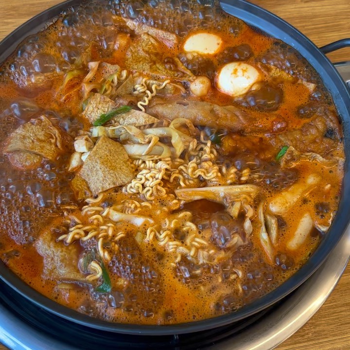 방화동, 희영이네 즉석 떡볶이
오랜만에 즉석떡볶이를 먹으러 갔다. 이 곳은 특별히 소스가 2가지 준비되어 있는데 일반 떡볶이 소스와 짜장소스 이다. 매운맛은 조절이 가능하다. 떡은 밀떡 치즈떡 떡속치즈떡 이렇게 3가지가 있어서 취향껏 선택하면 된다. 나는 짜장이랑 기본소스 반반씩으로 하고 떡은 밀떡이랑 떡속치즈떡으로 선택 후 먹고싶은 사리랑 튀김까지 선택해서 보글보글 끓인다.
고급스럽지는 않지만 어릴 때 먹던 추억의 맛. 특별하진 않지만 자극적이지 않고 달달매콤쫄깃쫄깃해서 자꾸만 들어가는 맛. 저렴해서 부담없는 곳이다.

➡️쩝쩝박사 맛나니의 평가
방화동 희영이네 즉석떡볶이는 ‘또갈집’ 입니다.

•오늘의 한마디•
“저렴한 식당에 가서 많은 것을 바라지 마라.” -쩝쩝박사 맛나니

#희영이네즉석떡볶이 #희영이네 #방화동맛집 #마곡맛집 #즉석떡볶이 #즉석떡볶이맛집 #맛집추천 #동네맛집 #맛스타그램 #맛집소개 #맛집스타그램 #맛집탐방 #맛집투어  #맛집 #먹스타 #맛스타 #먹스타그램 #오늘의맛집 #전국맛집 #추천맛집 #맛집공유 #맛집여행 #맛집그램  #또갈집 #쩝쩝박사 #맛나니 #맛도리 #쩝쩝박사맛나니